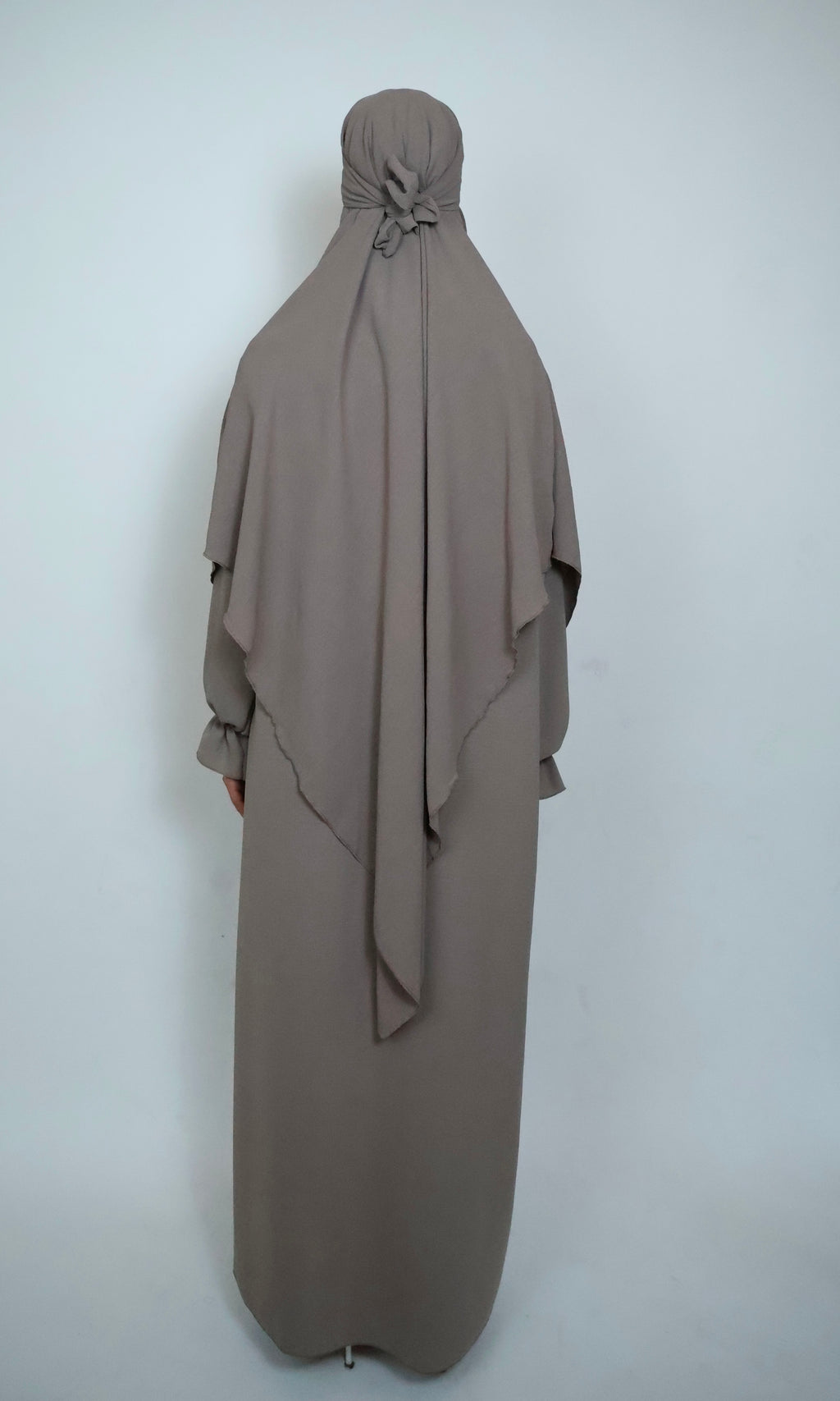 Khimar Shoko von hinten mit harmonischem Schnitt und natürlicher Bewegung im Stoff