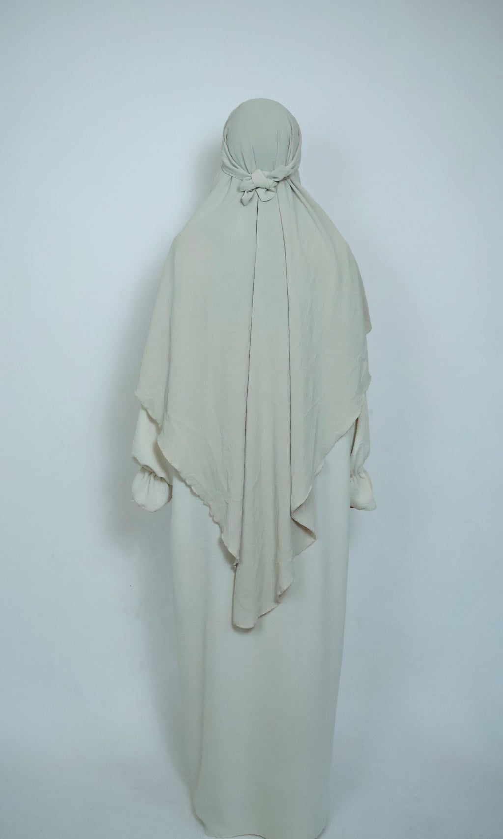 Khimar Beige in Rückansicht mit großzügiger Bedeckung und elegantem Design