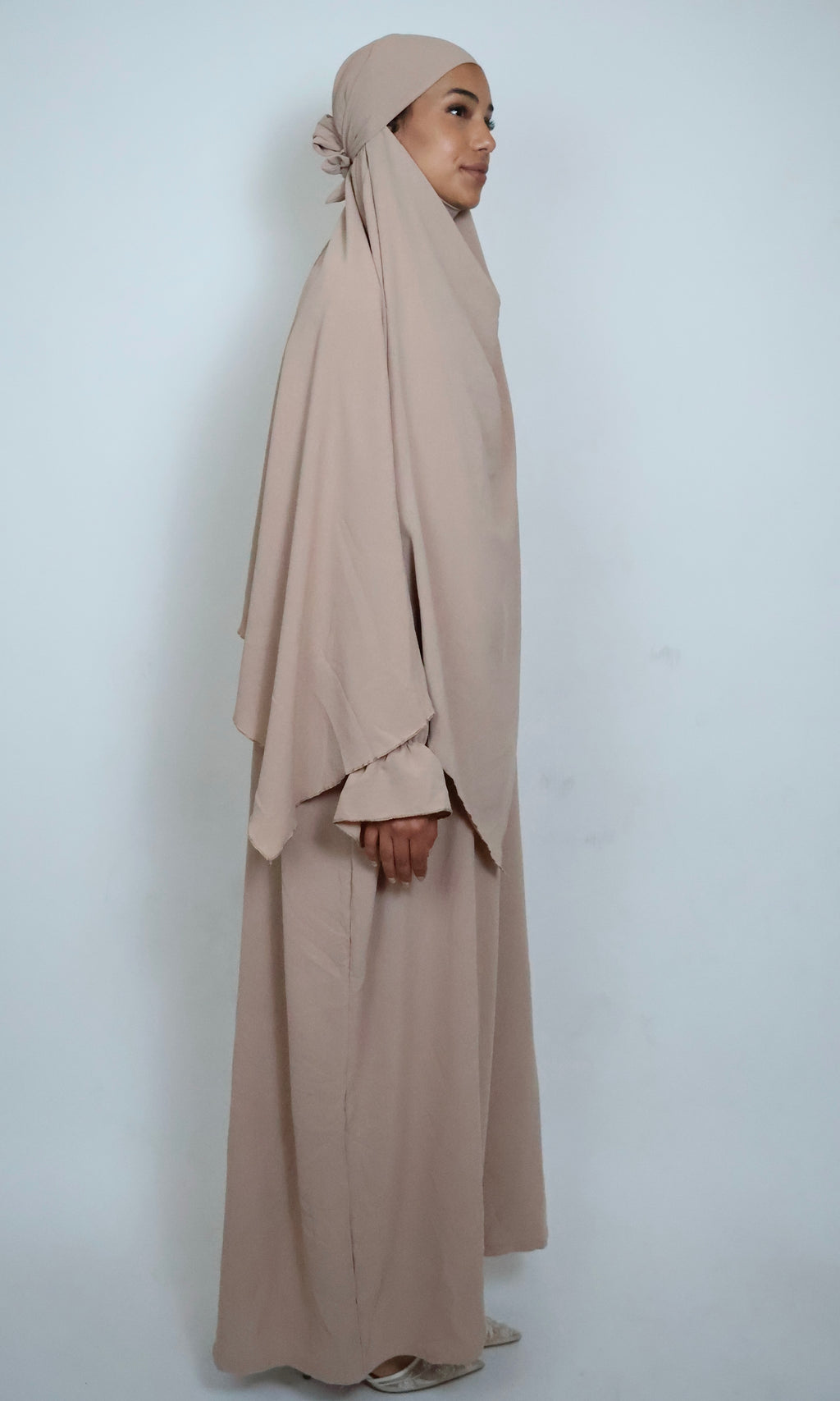 Khimar in Beige aus seitlicher Perspektive mit elegantem Stofffall und weicher Form