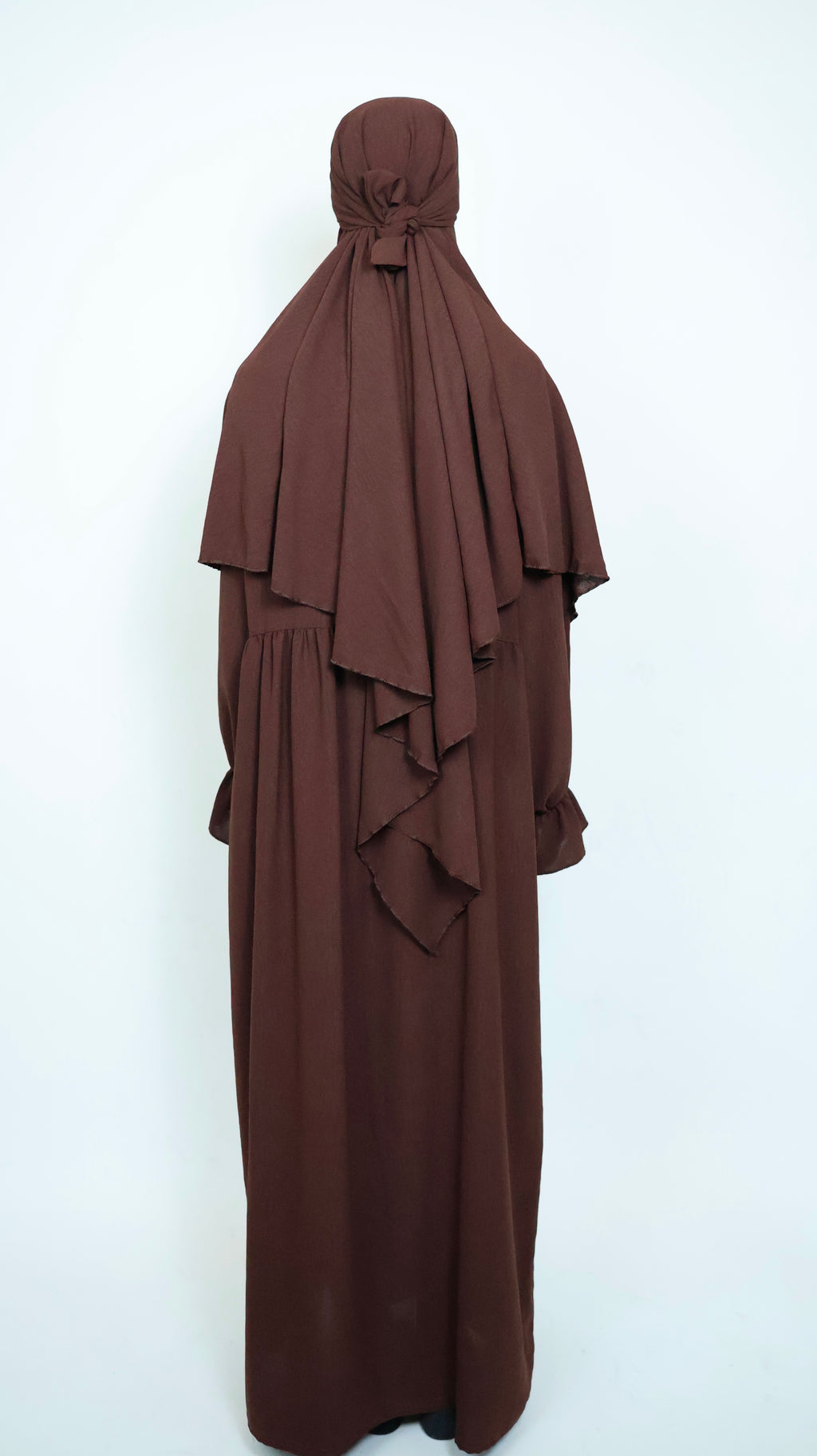 Khimar Braun in Rückansicht mit großzügiger Bedeckung und harmonischer Silhouette