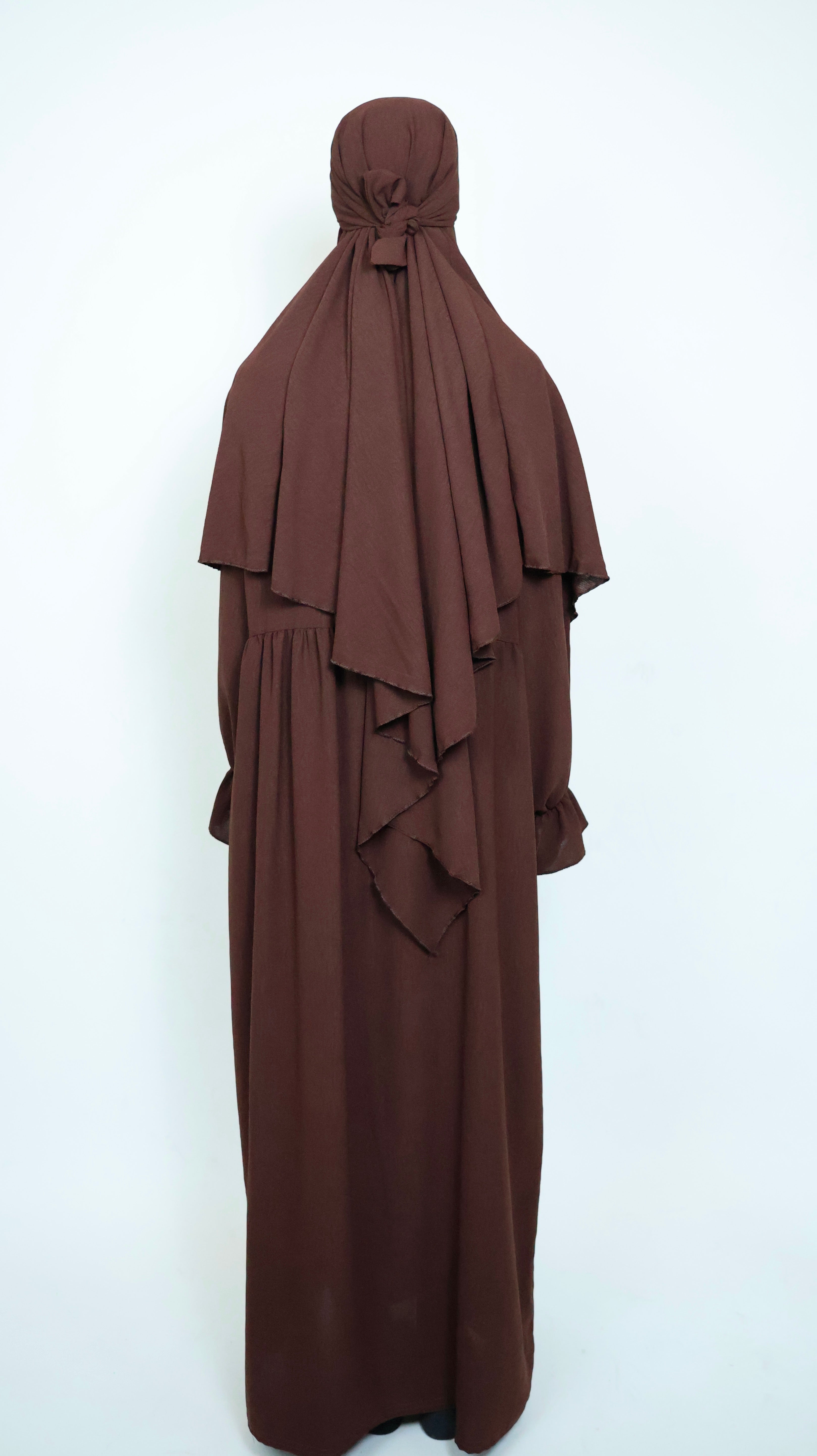 Khimar Braun in Rückansicht mit großzügiger Bedeckung und harmonischer Silhouette