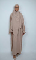 Beiger Khimar in Frontansicht mit heller Farbwirkung und fließender Silhouette