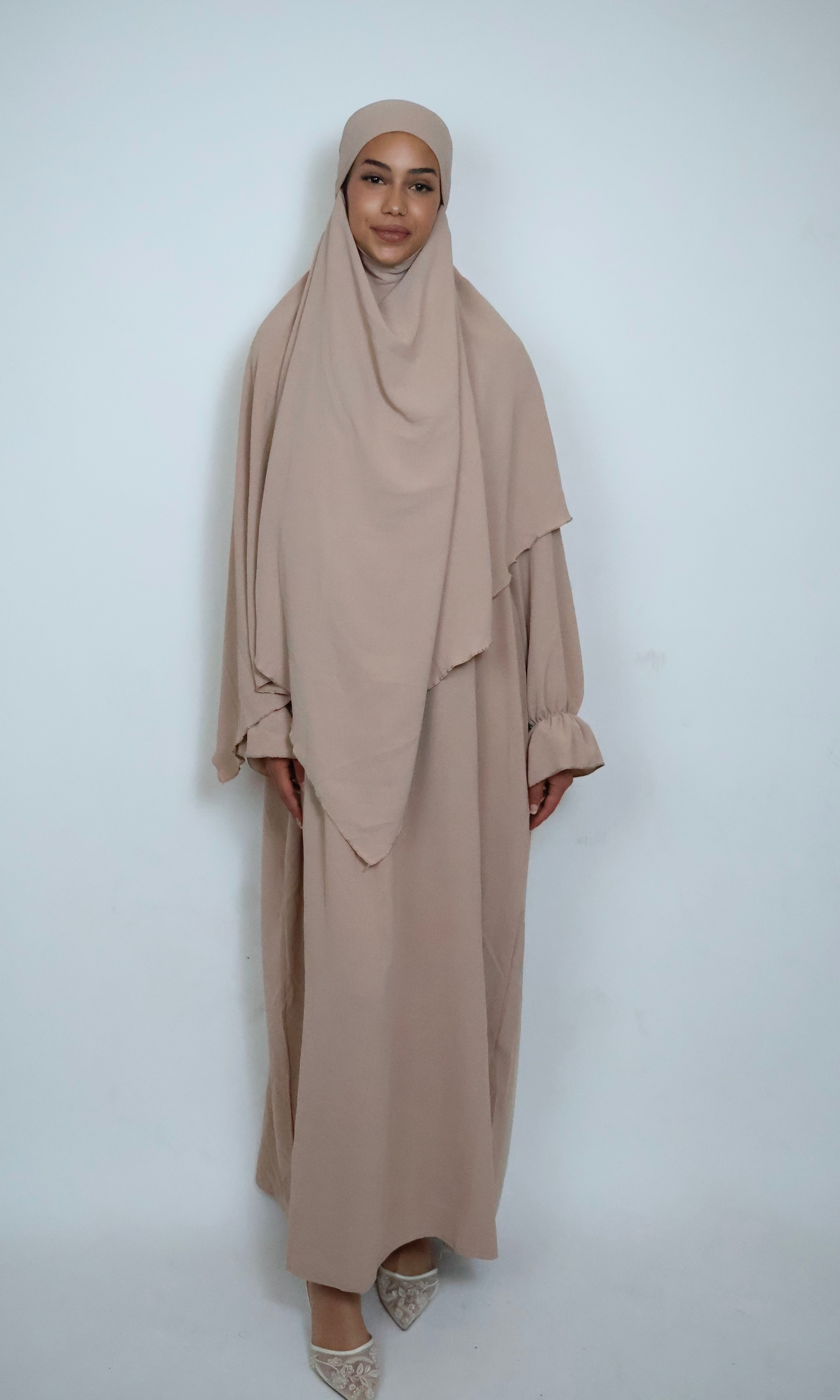 Beiger Khimar in Frontansicht mit heller Farbwirkung und fließender Silhouette