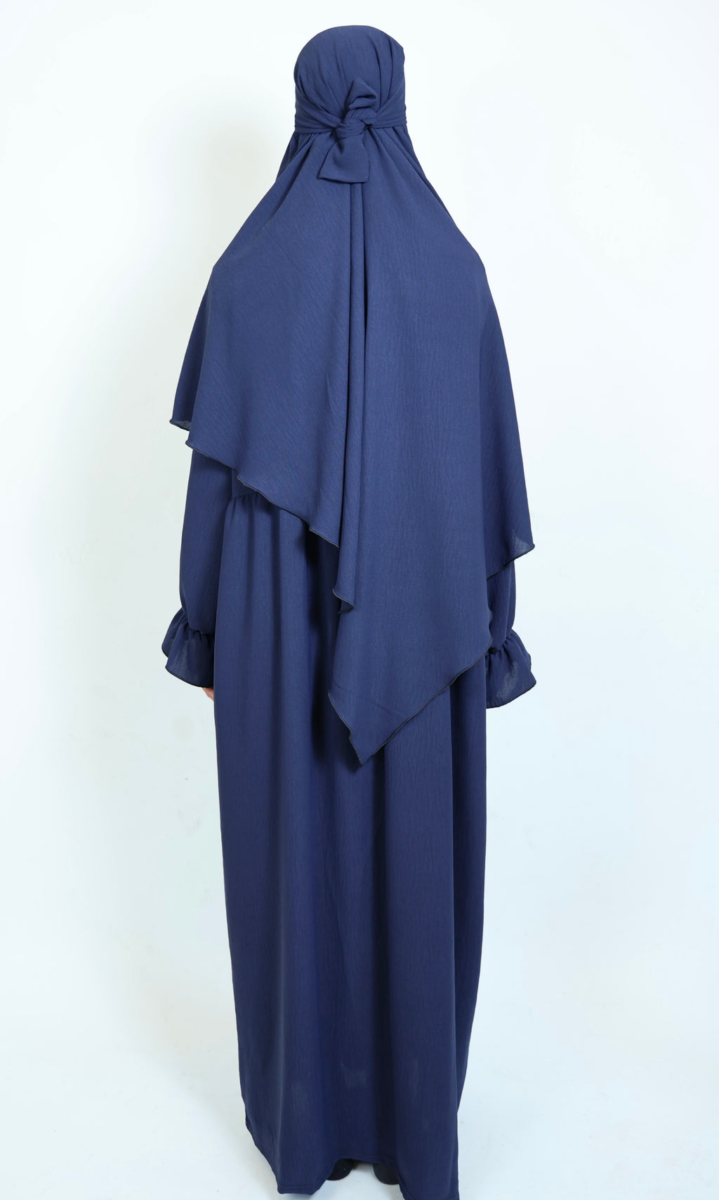 Khimar Dunkelblau in Rückansicht mit großzügiger Bedeckung und fließender Silhouette