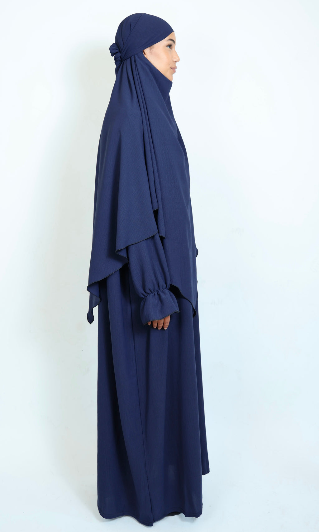 Dunkelblauer Khimar in Seitenansicht mit langem Fall und dezentem Design