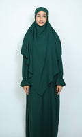 Dunkelgrüner Khimar in voller Frontansicht mit fließendem Stoffverlauf und natürlicher Ausstrahlung