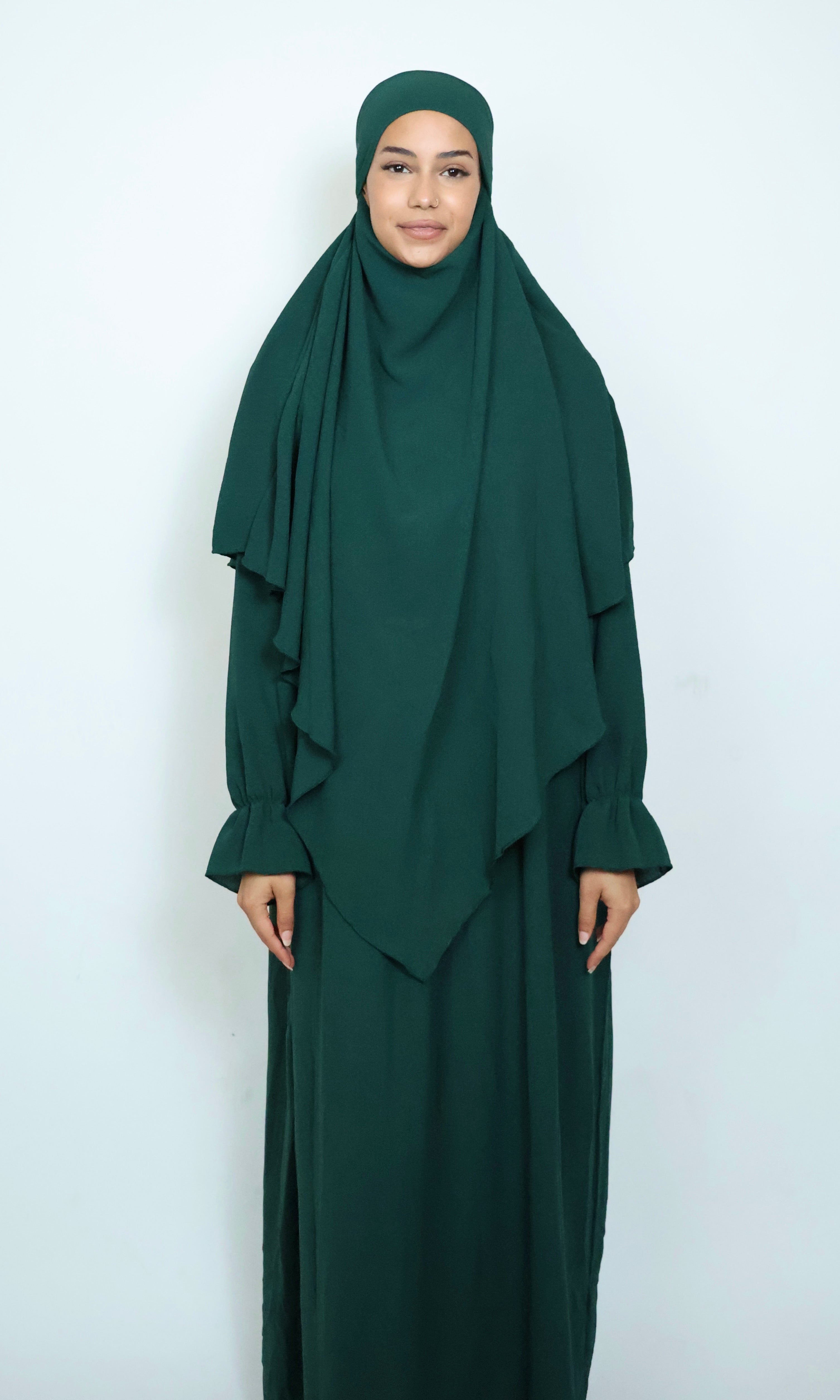 Dunkelgrüner Khimar in voller Frontansicht mit fließendem Stoffverlauf und natürlicher Ausstrahlung