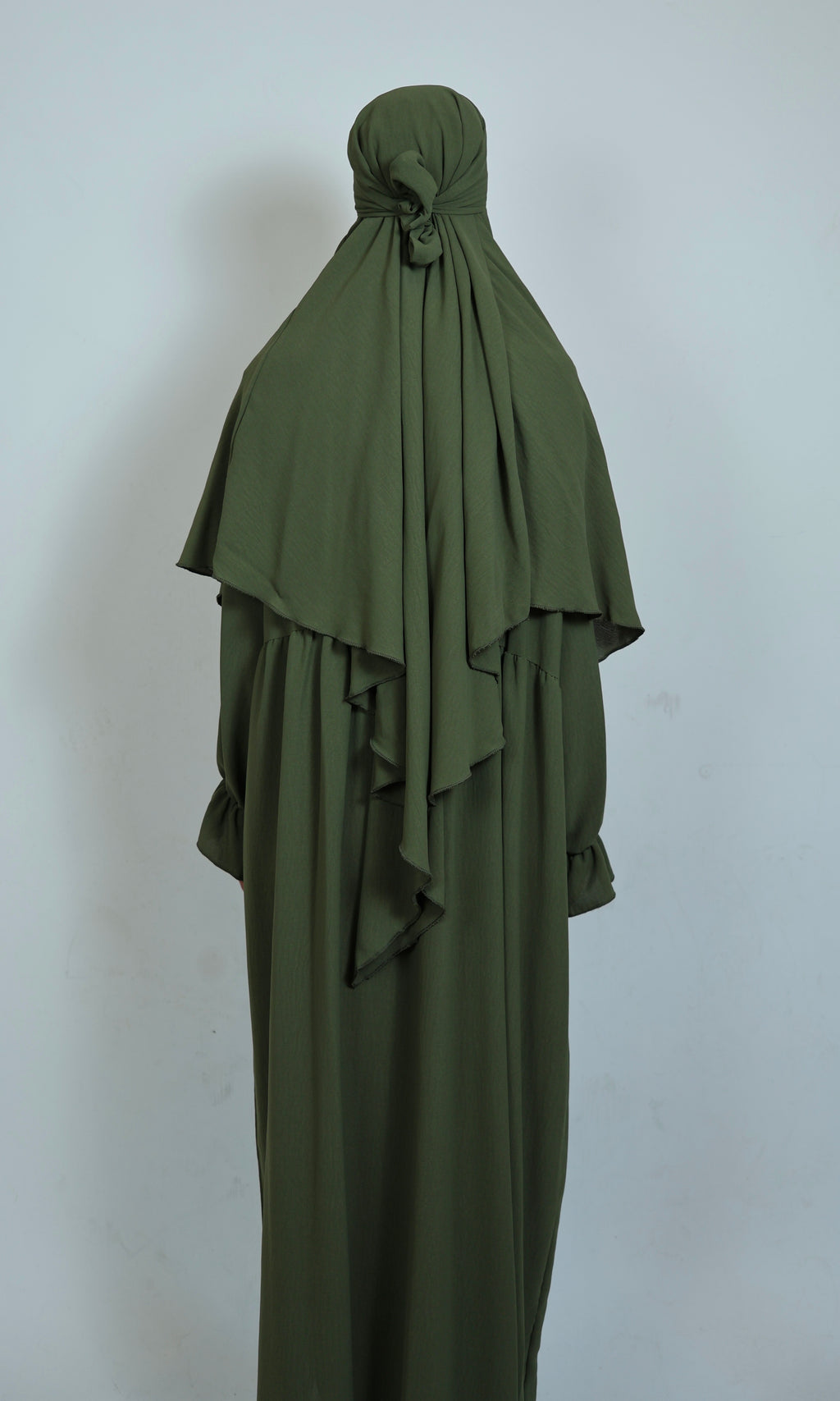 Khimar Dunkelgrün in Rückansicht mit großzügiger Bedeckung und elegantem Design