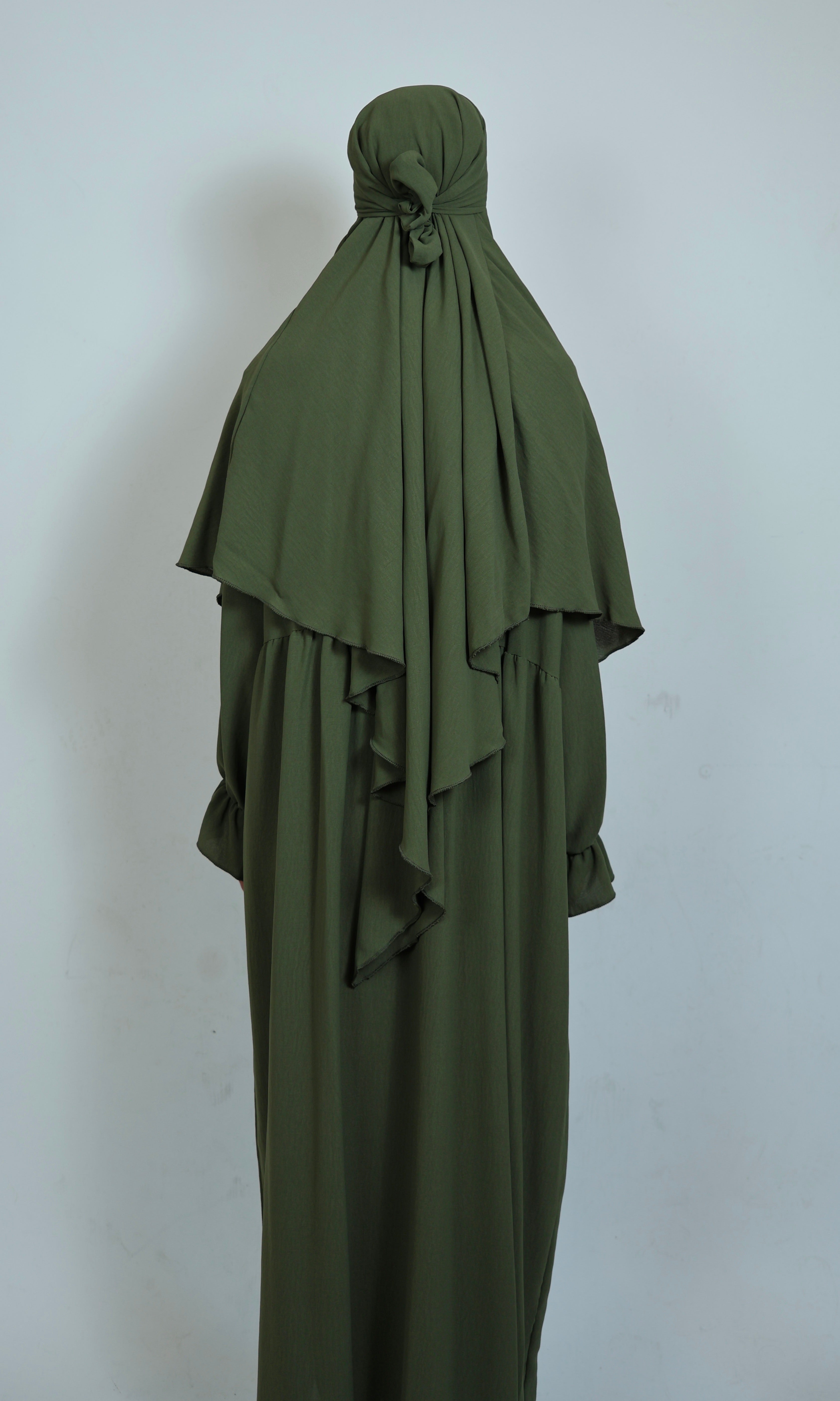 Khimar Dunkelgrün in Rückansicht mit großzügiger Bedeckung und elegantem Design