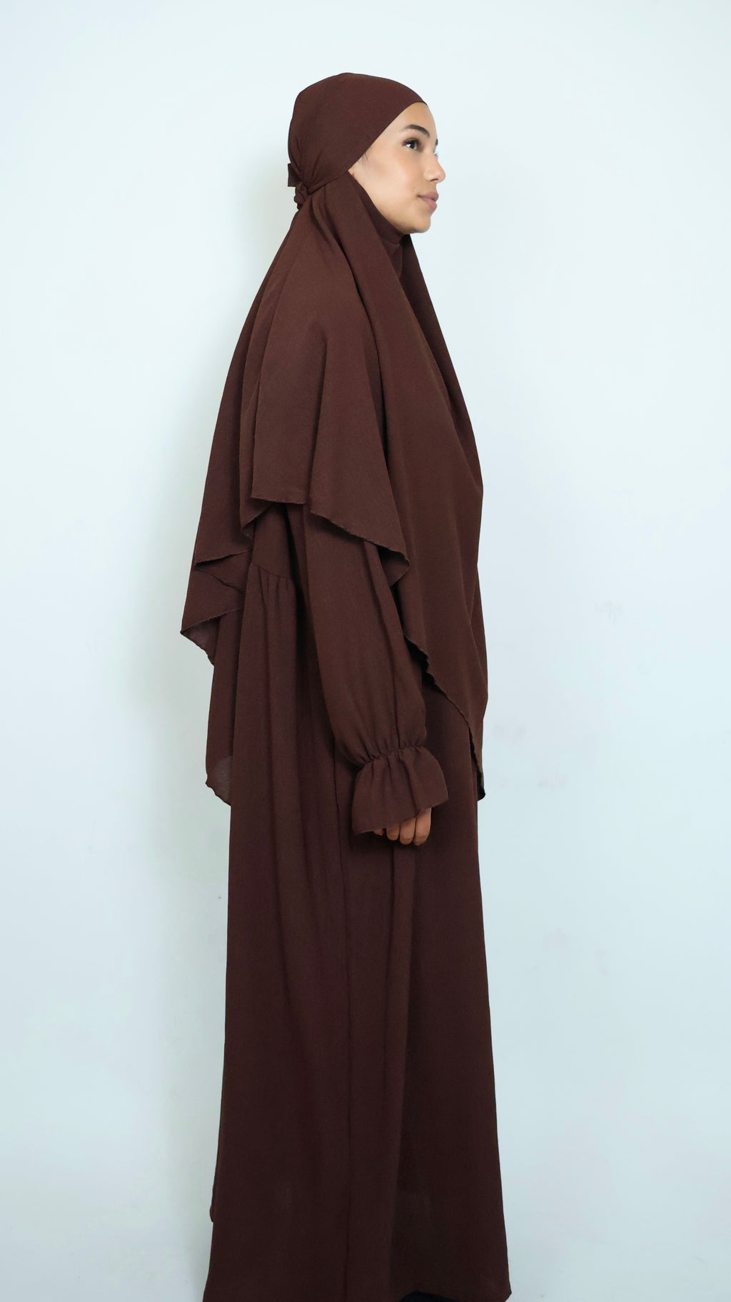 Brauner Khimar in Seitenansicht mit langem Fall und moderner Passform