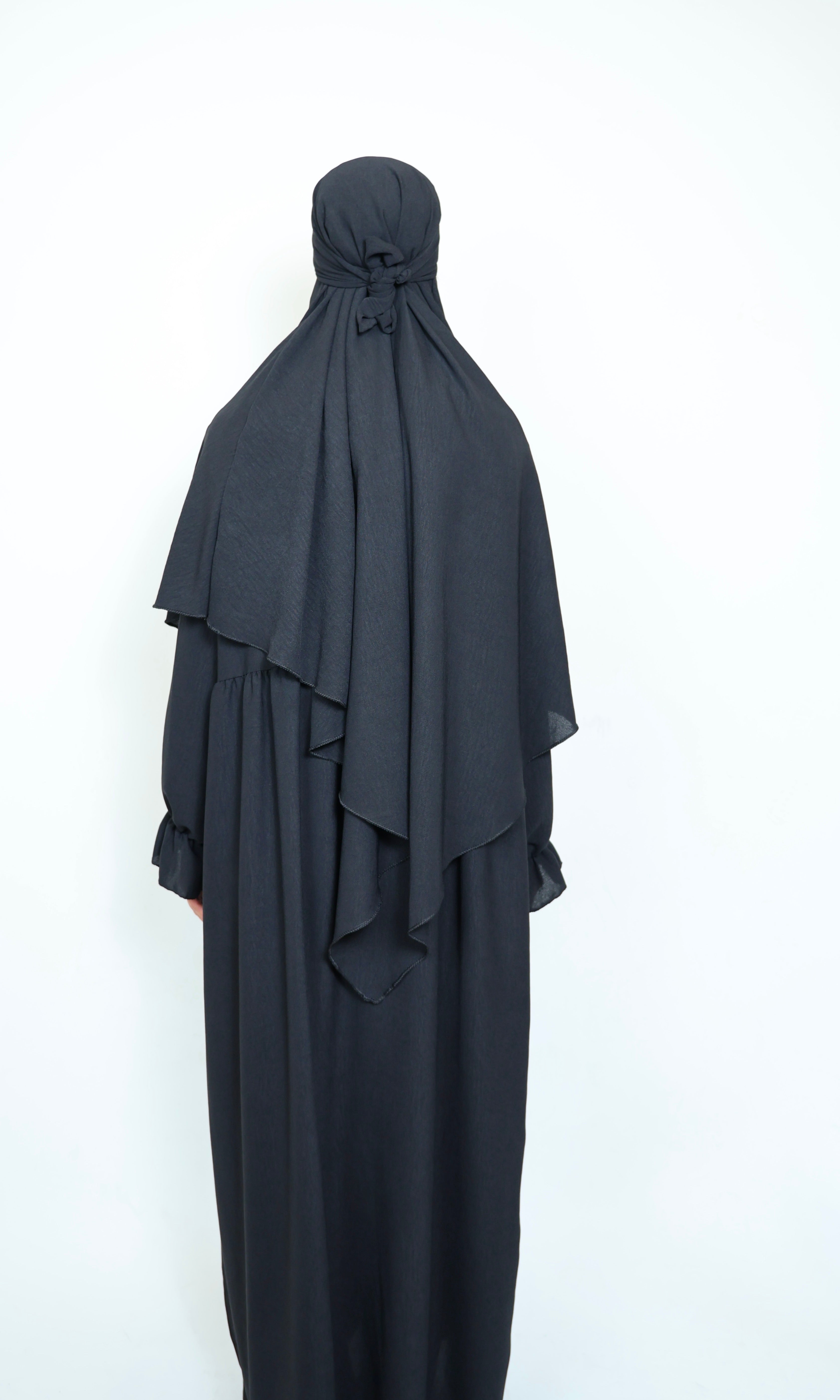 Schwarzer Khimar in Rückansicht mit großzügiger Bedeckung und klassischem Design