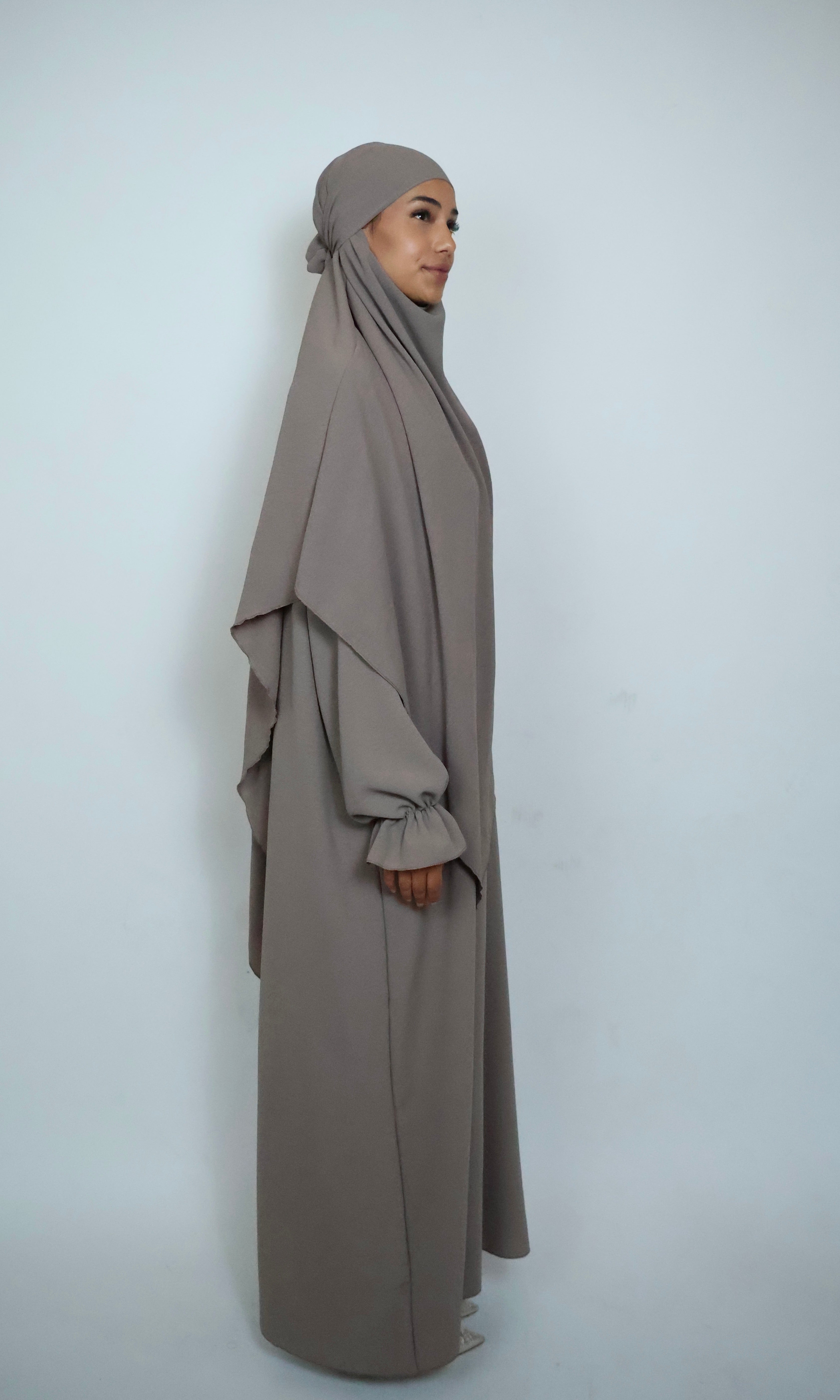 Seitenansicht eines Shoko Khimars mit weichem Fall und ruhiger Silhouette