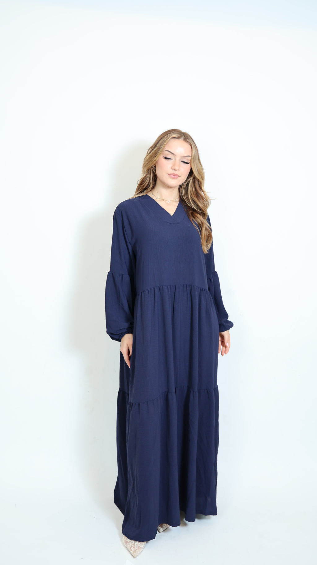 Luftiges Kleid in Dunkelblau in Frontansicht mit fließender Silhouette