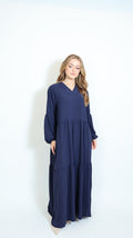 Luftiges Kleid in Dunkelblau in Frontansicht mit fließender Silhouette