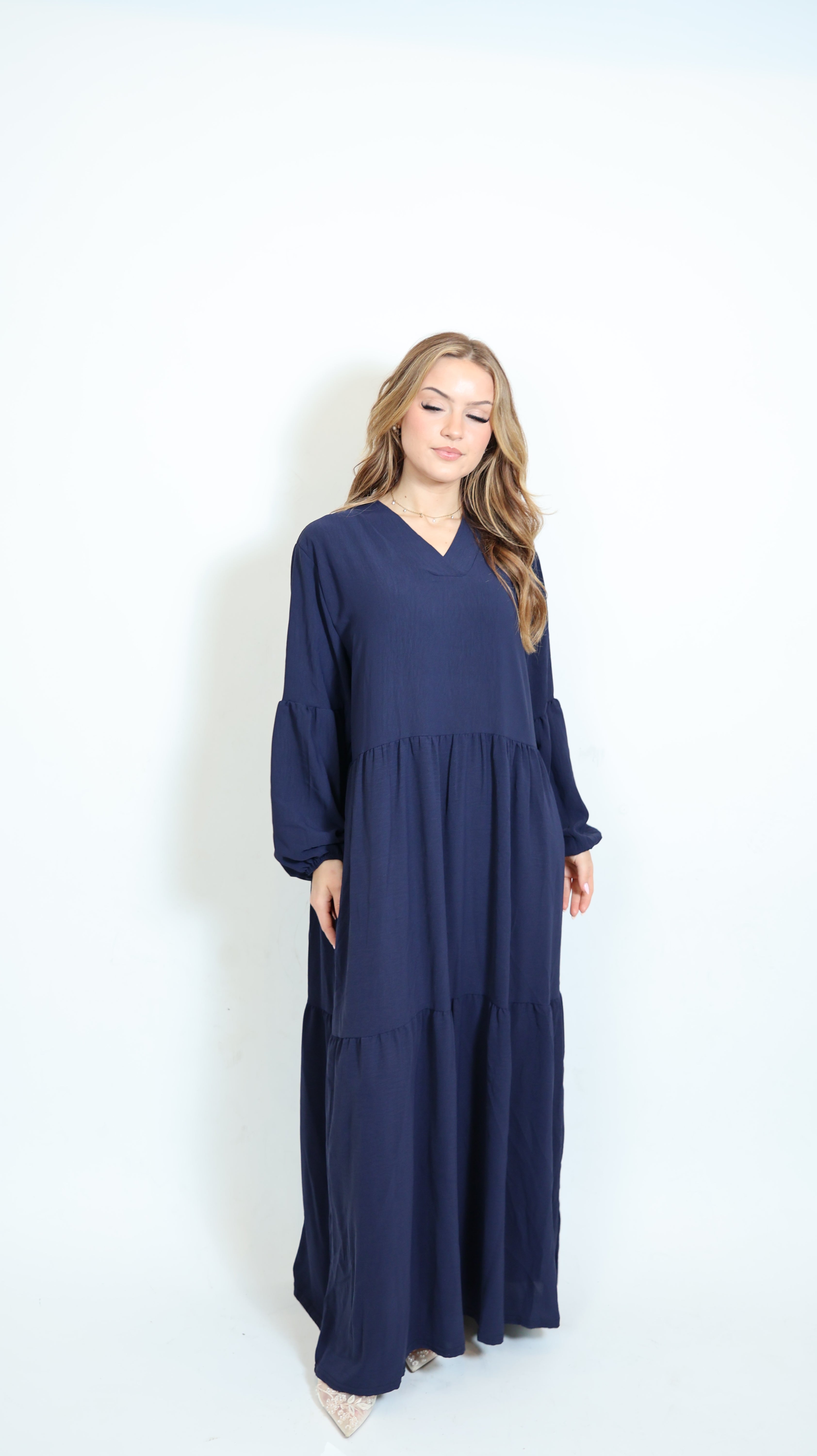 Luftiges Kleid in Dunkelblau in Frontansicht mit fließender Silhouette