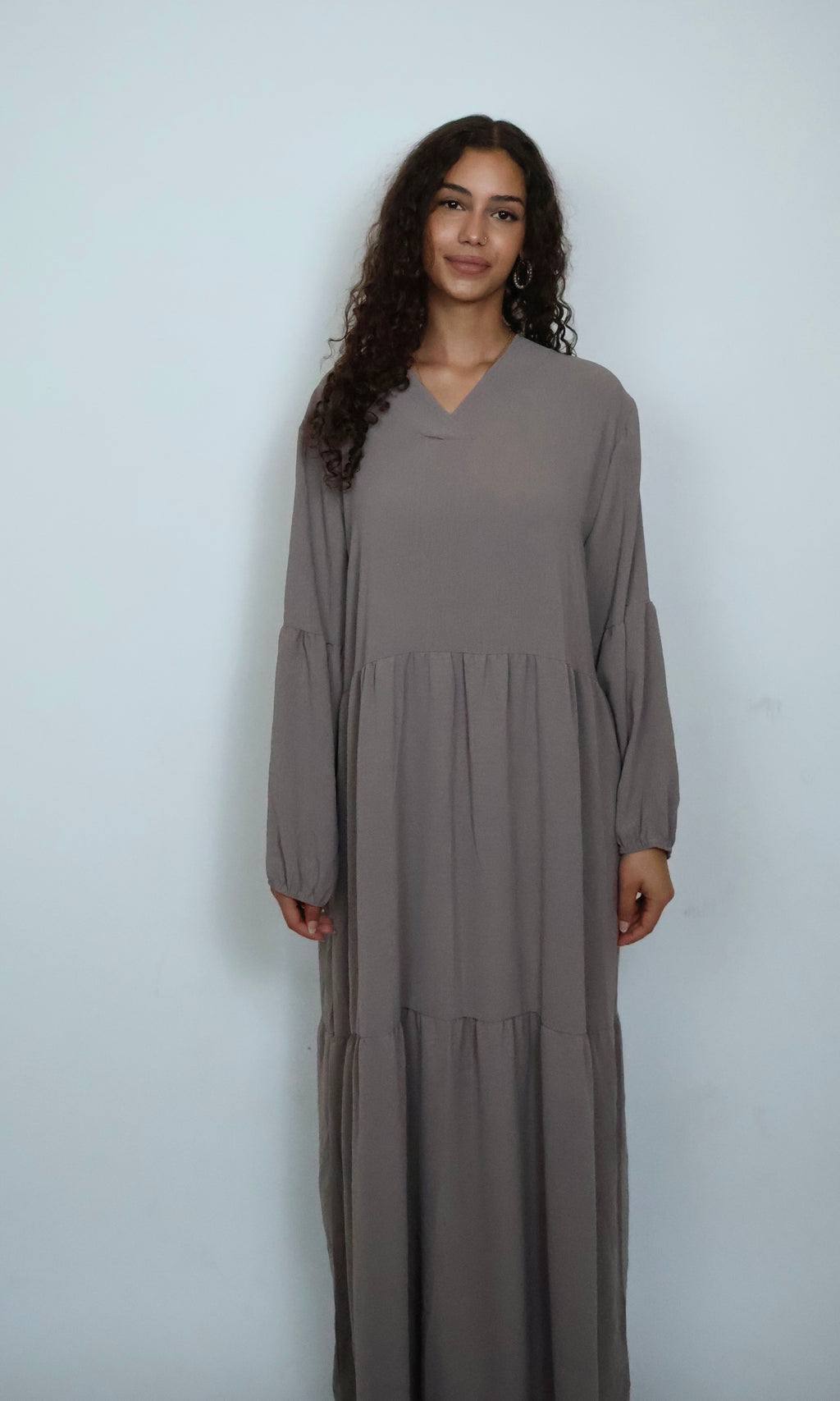 Luftiges braunes Kleid in Frontansicht mit lockerer und fließender Silhouette
