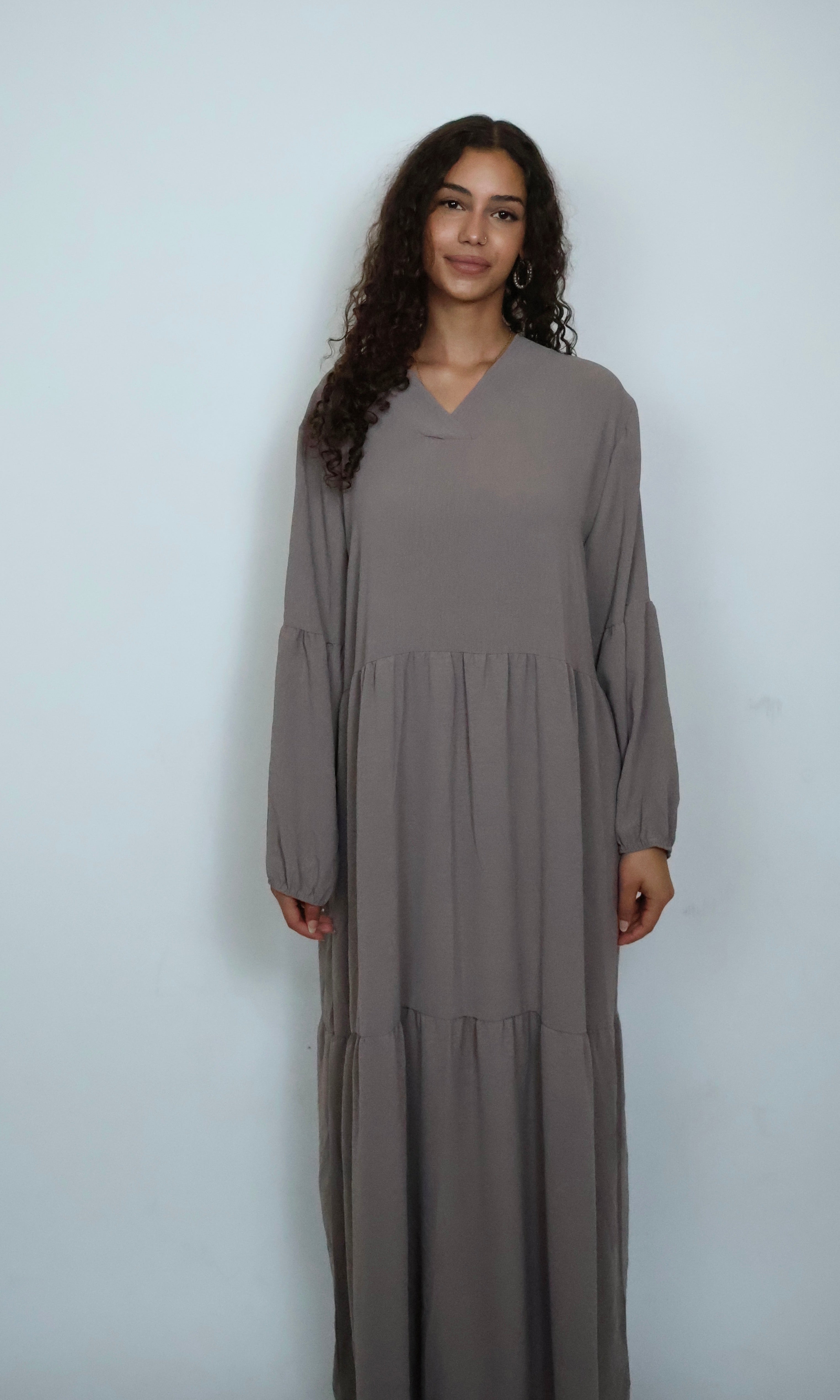 Luftiges braunes Kleid in Frontansicht mit lockerer und fließender Silhouette
