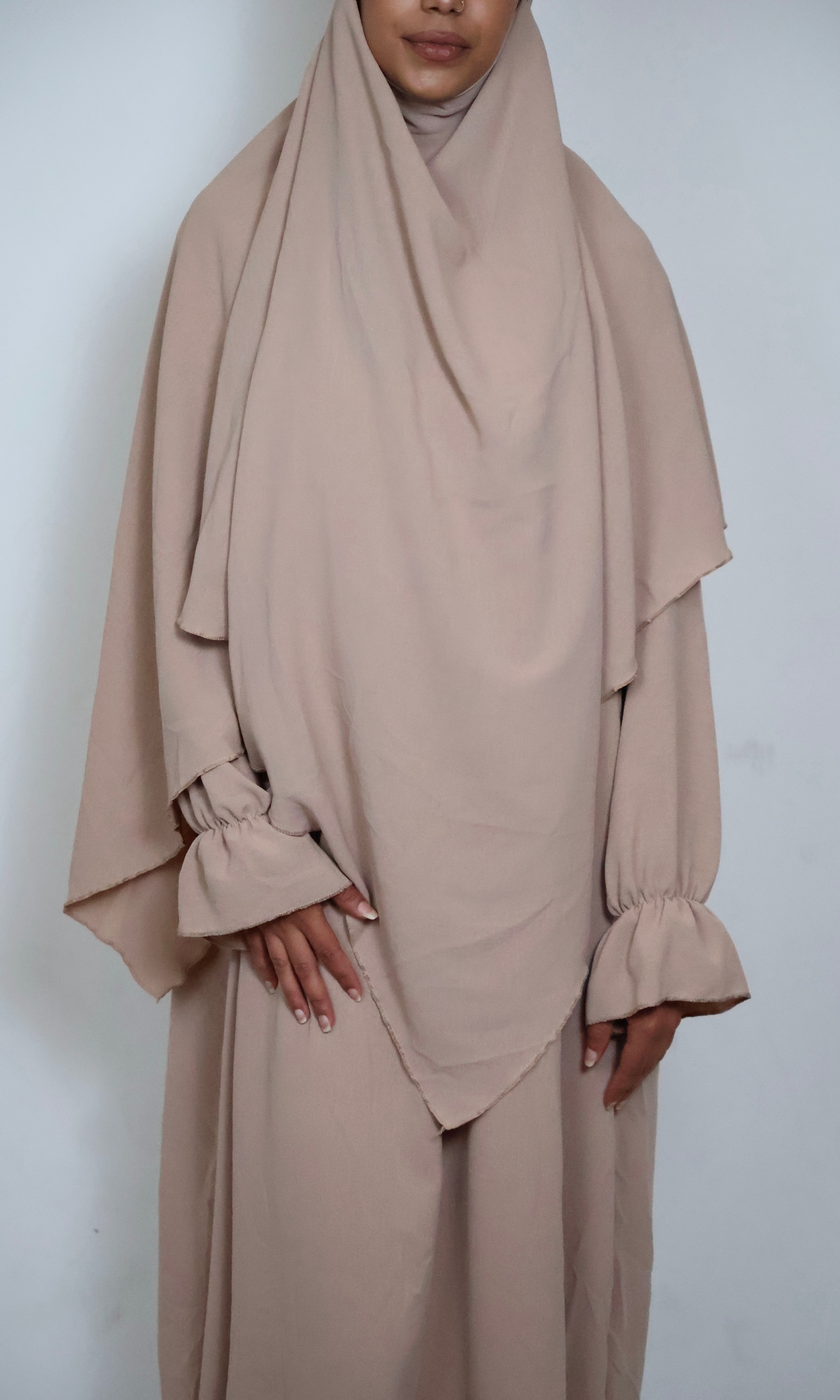 Nahaufnahme des beigen Stoffes mit feiner Struktur und dezenter Optik