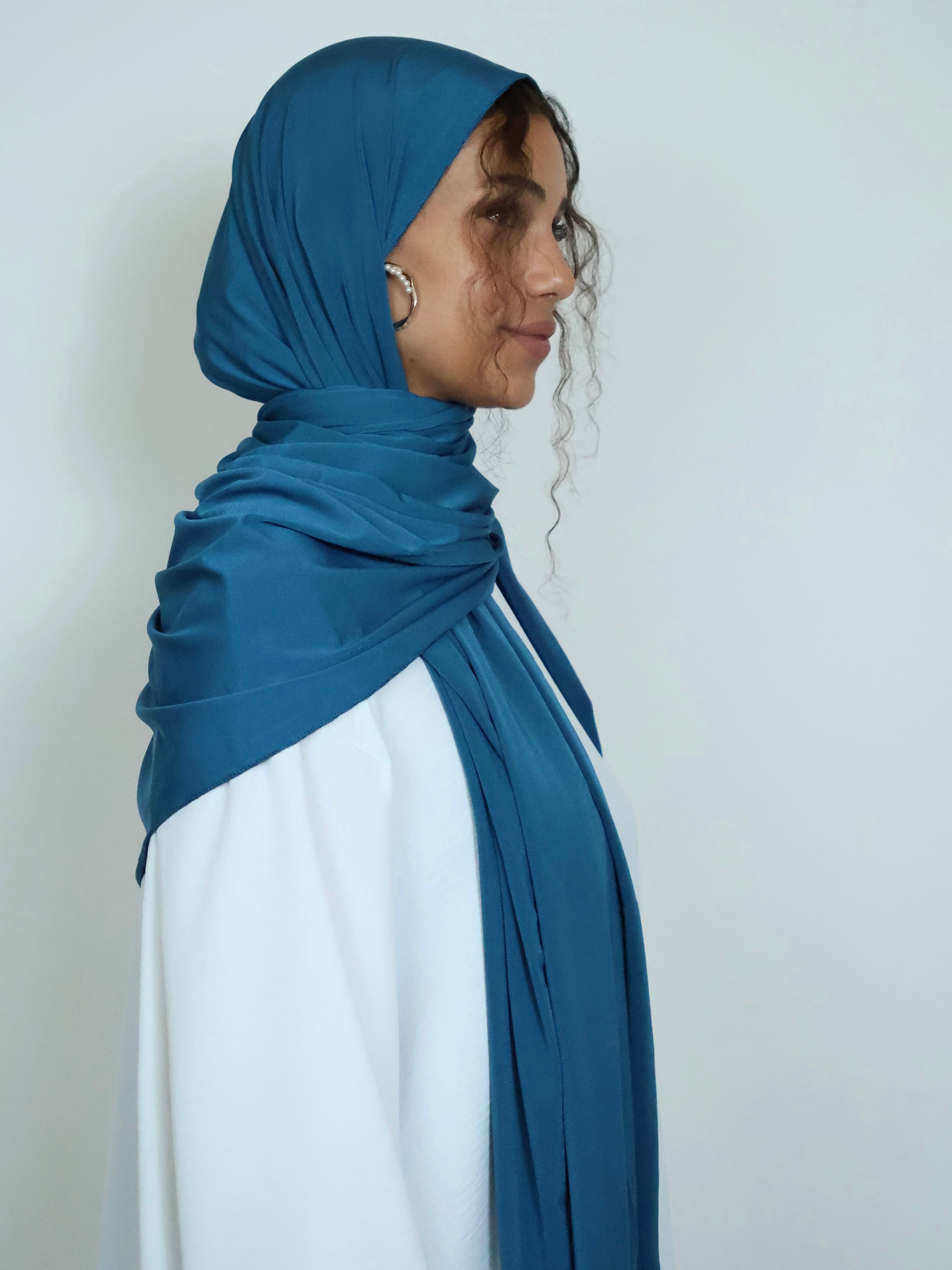 Navy Blue Jersey Hijab in Seitenansicht getragen