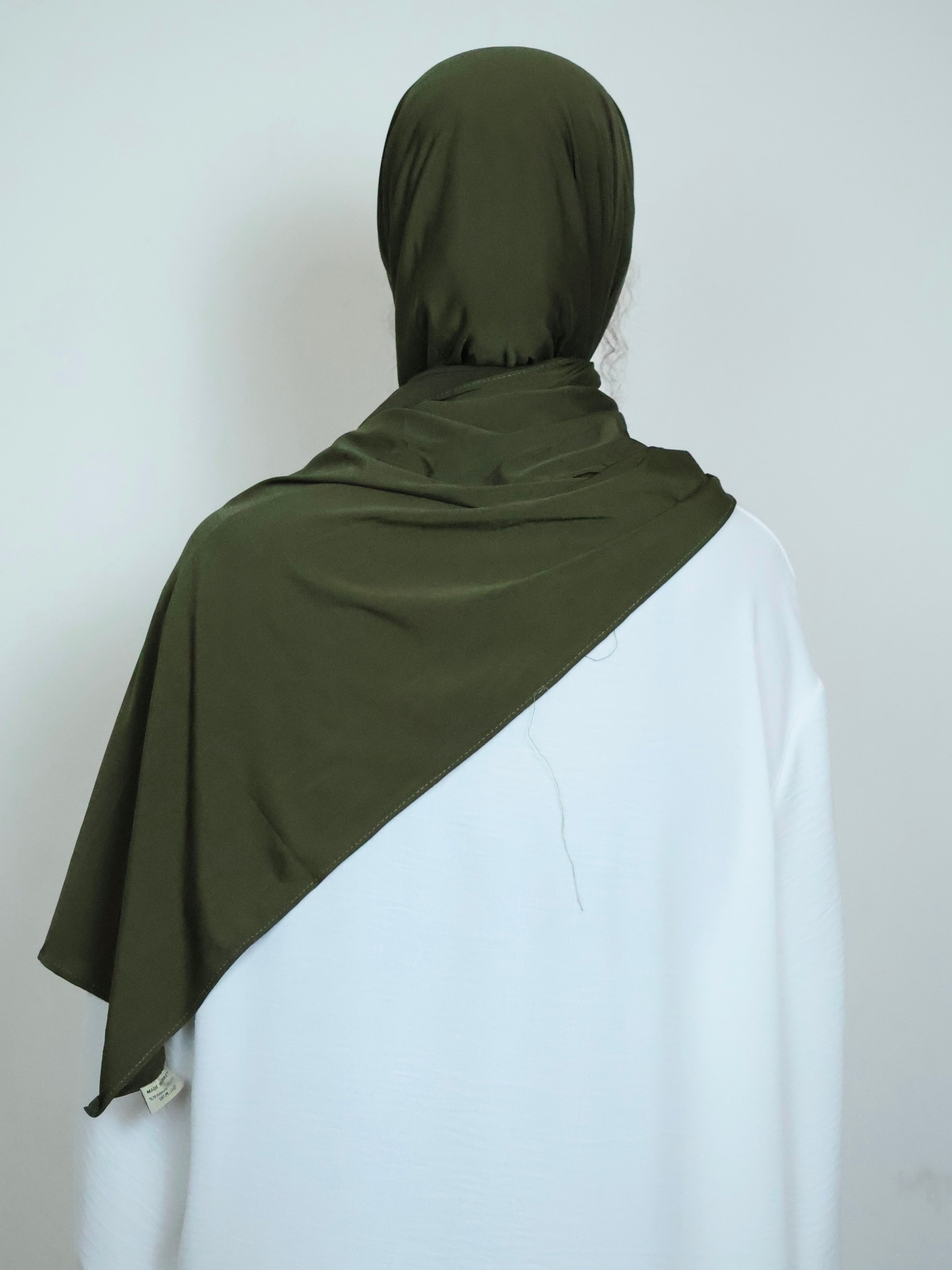 Olivgrüner Jersey Hijab in Seitenansicht getragen