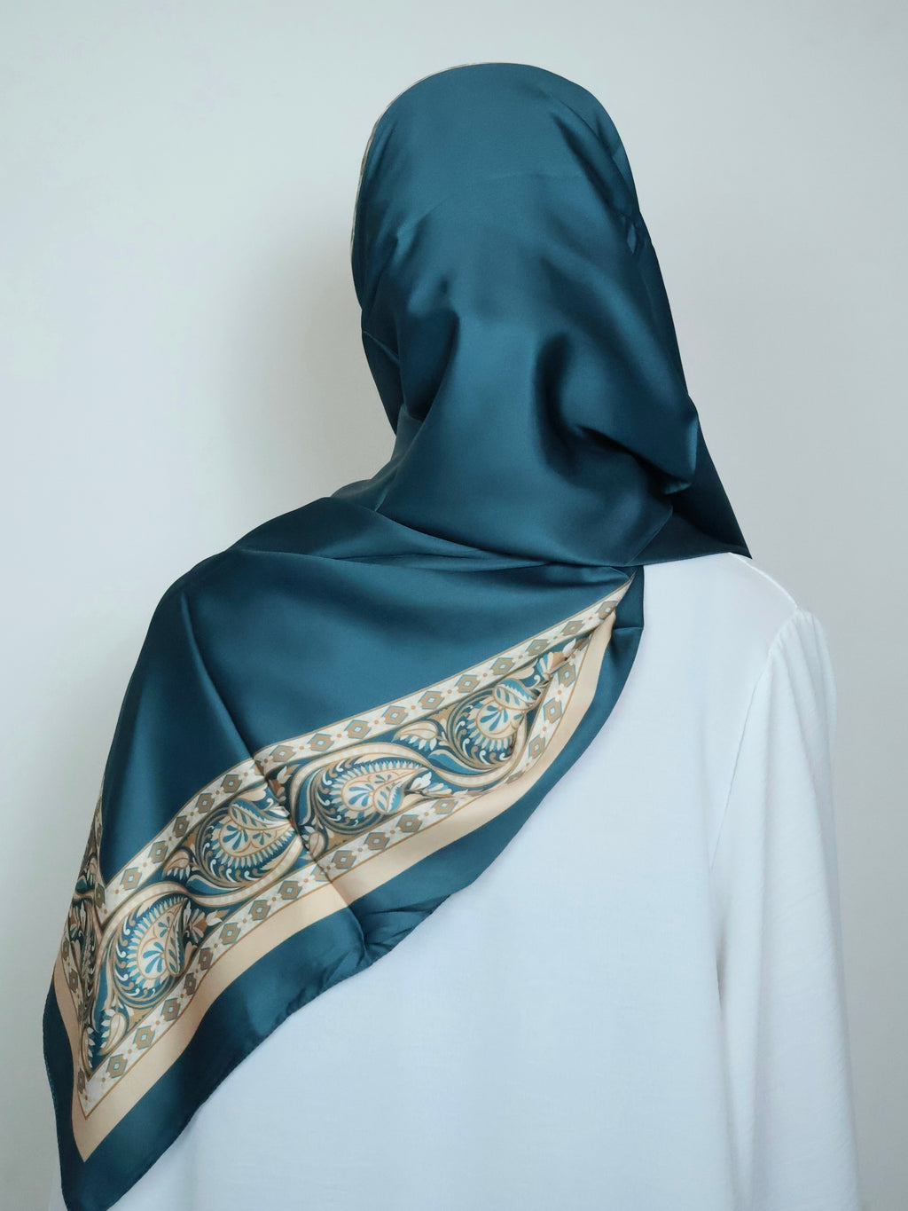 Oriental Hijab Blau mit orientalischem Muster Rückansicht
