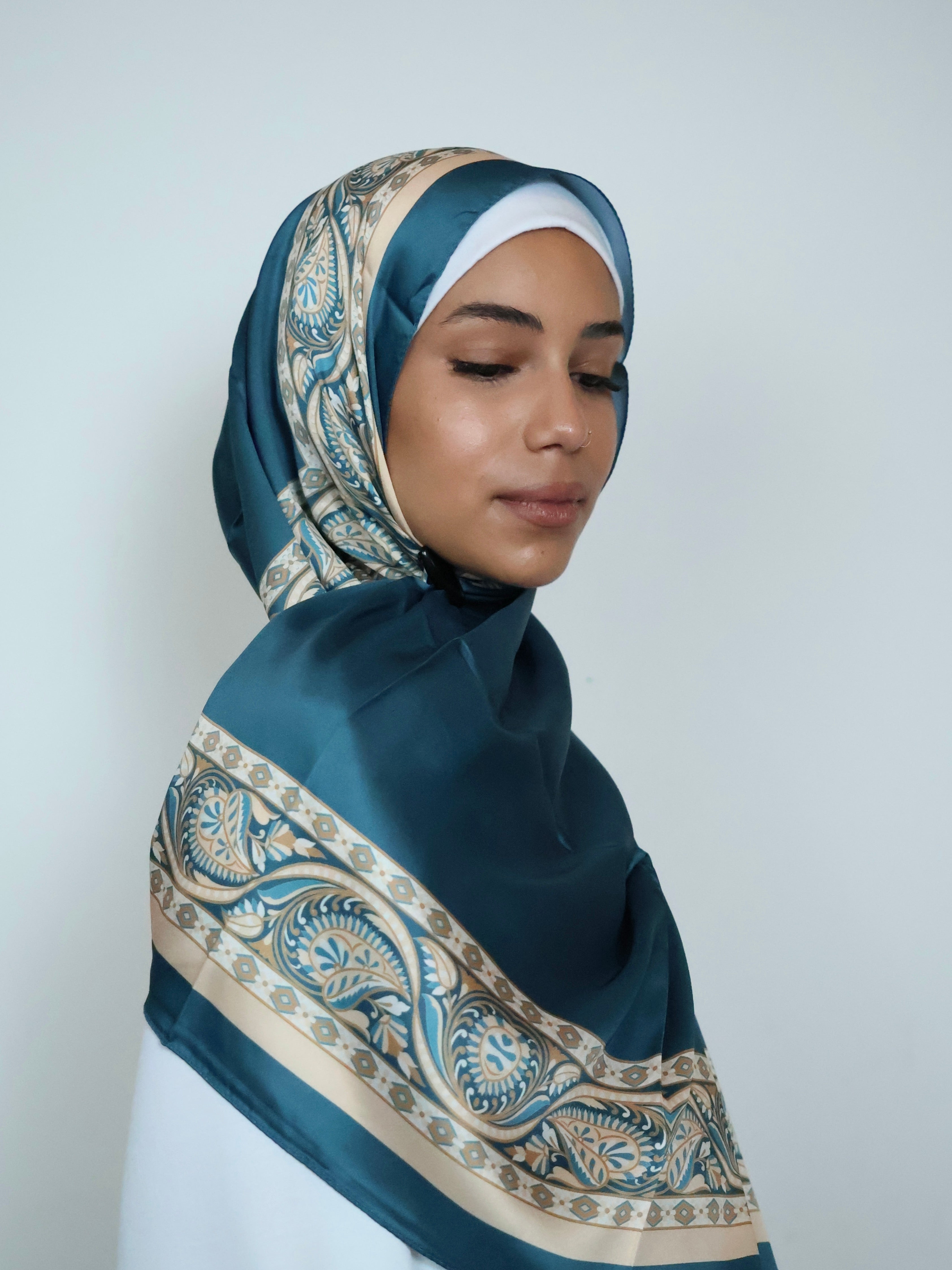 Oriental Hijab Blau mit orientalischem Muster Vorderansicht