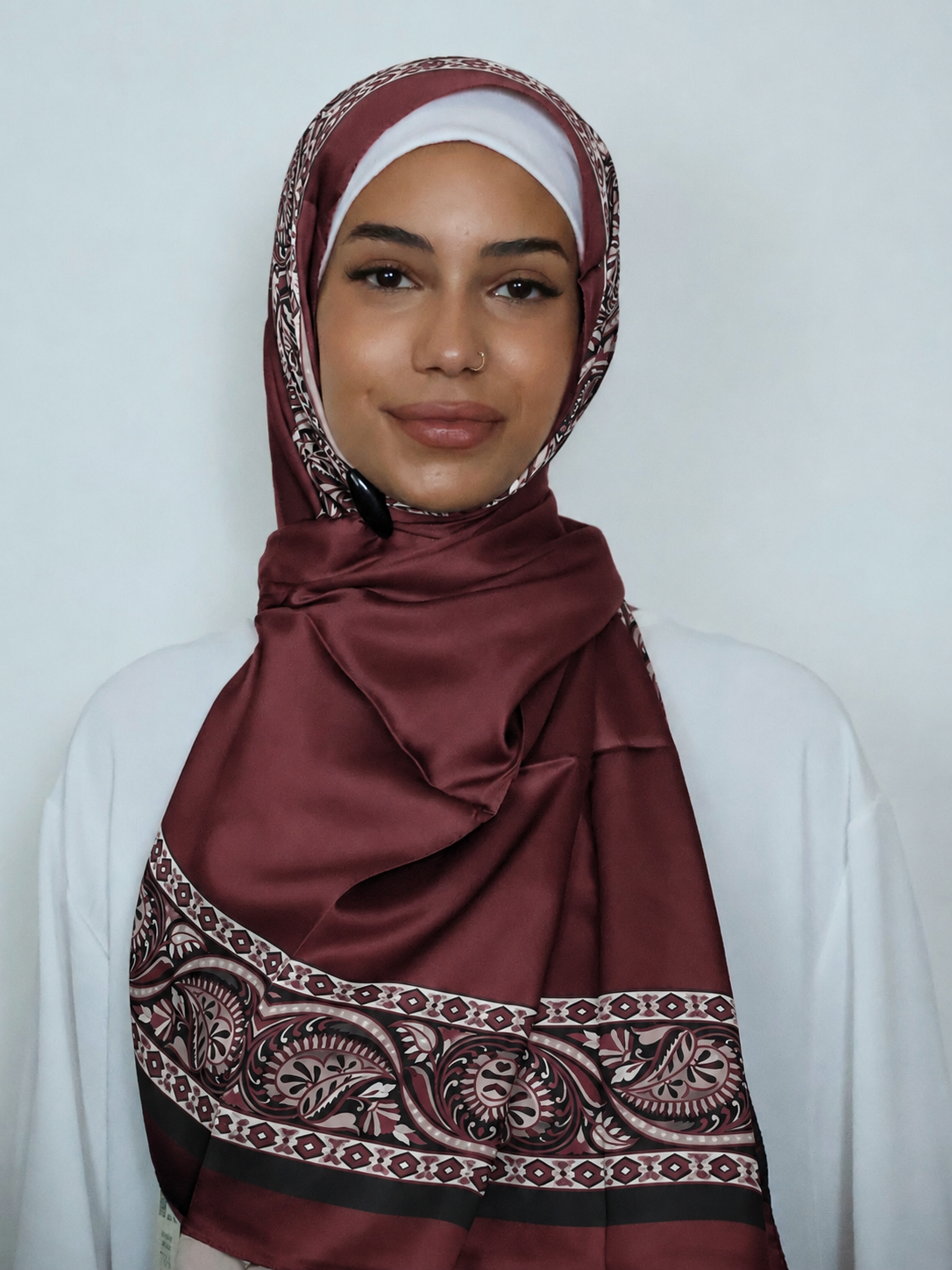 Oriental Hijab Dunkelrot Vorderansicht elegant