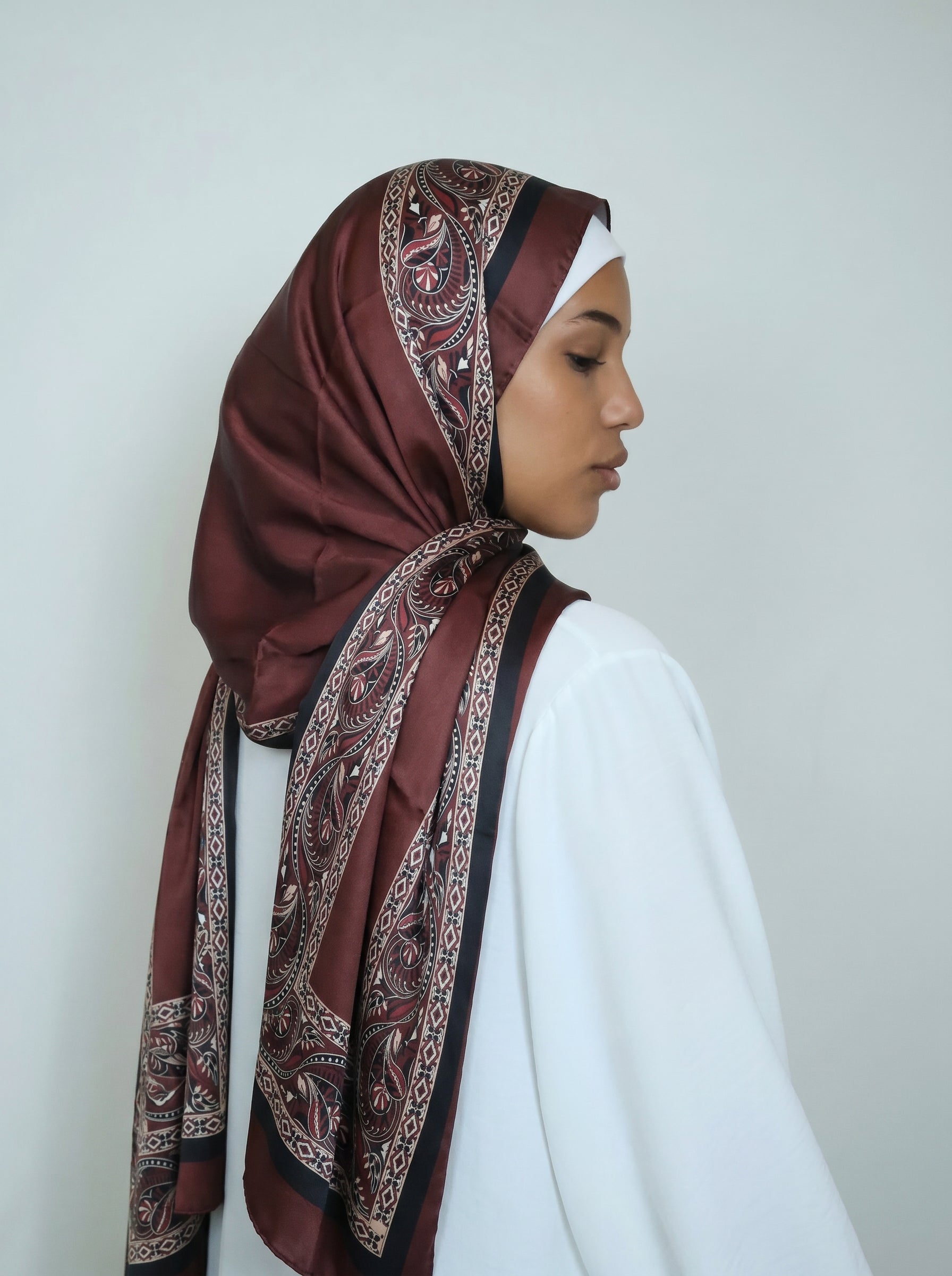 Oriental Hijab Dunkelrot Seitenansicht fließender Stoff