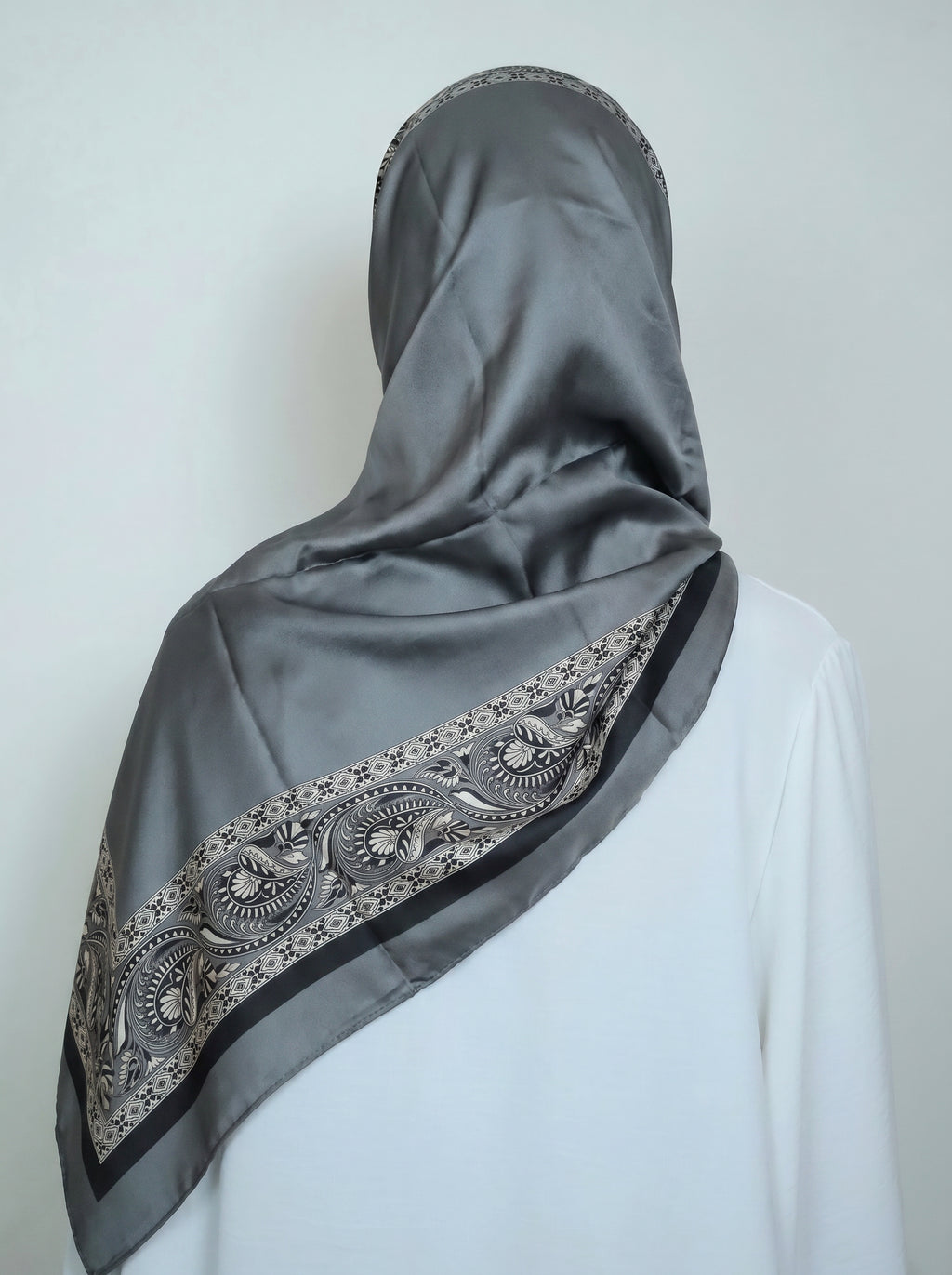 Oriental Hijab Grau Vorderansicht modern elegant