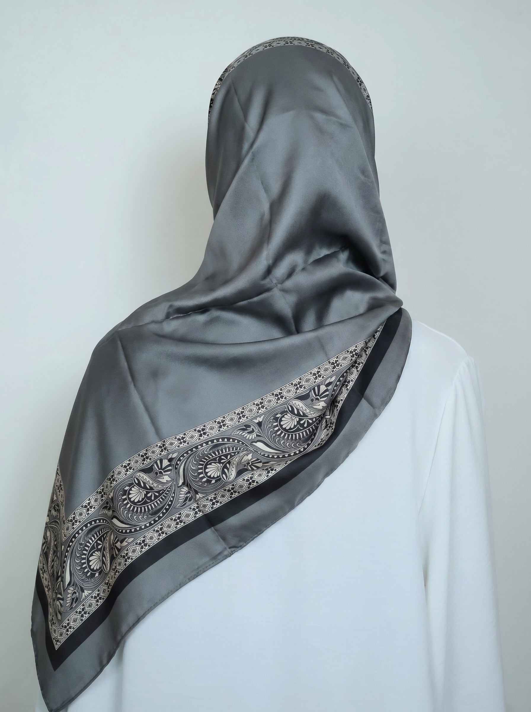 Oriental Hijab Grau Vorderansicht modern elegant
