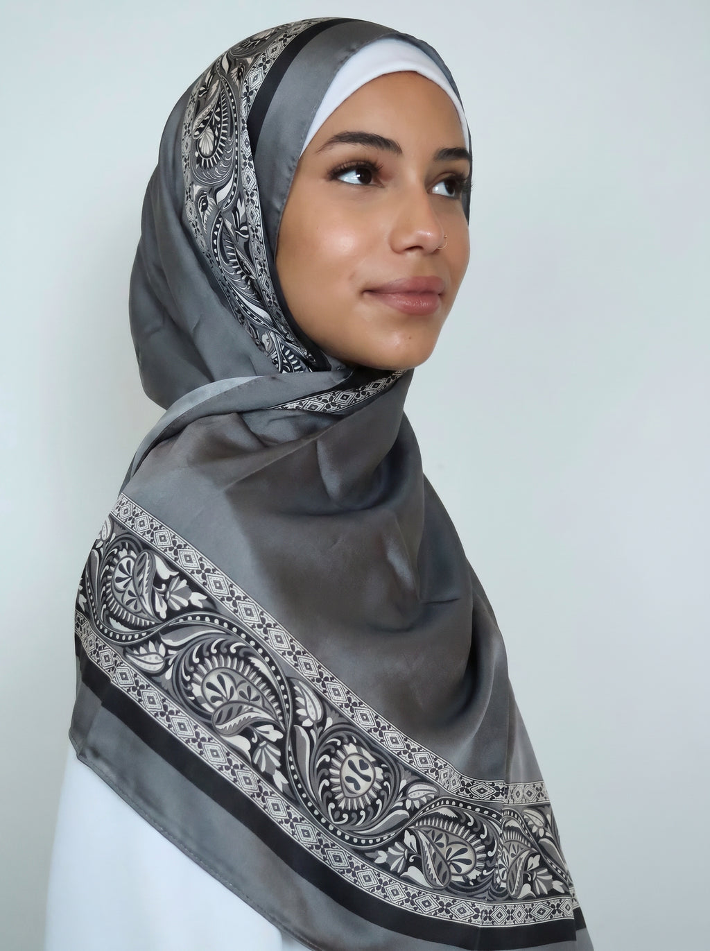 Oriental Hijab Grau Seitenansicht fließender Stoff