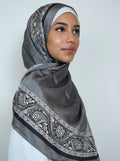 Oriental Hijab Grau Seitenansicht fließender Stoff