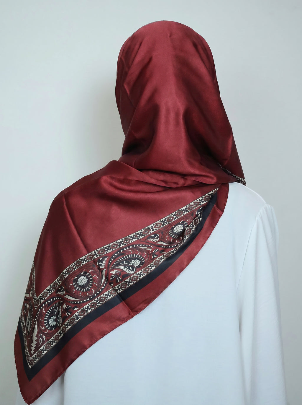 Oriental Hijab Rot von hinten 