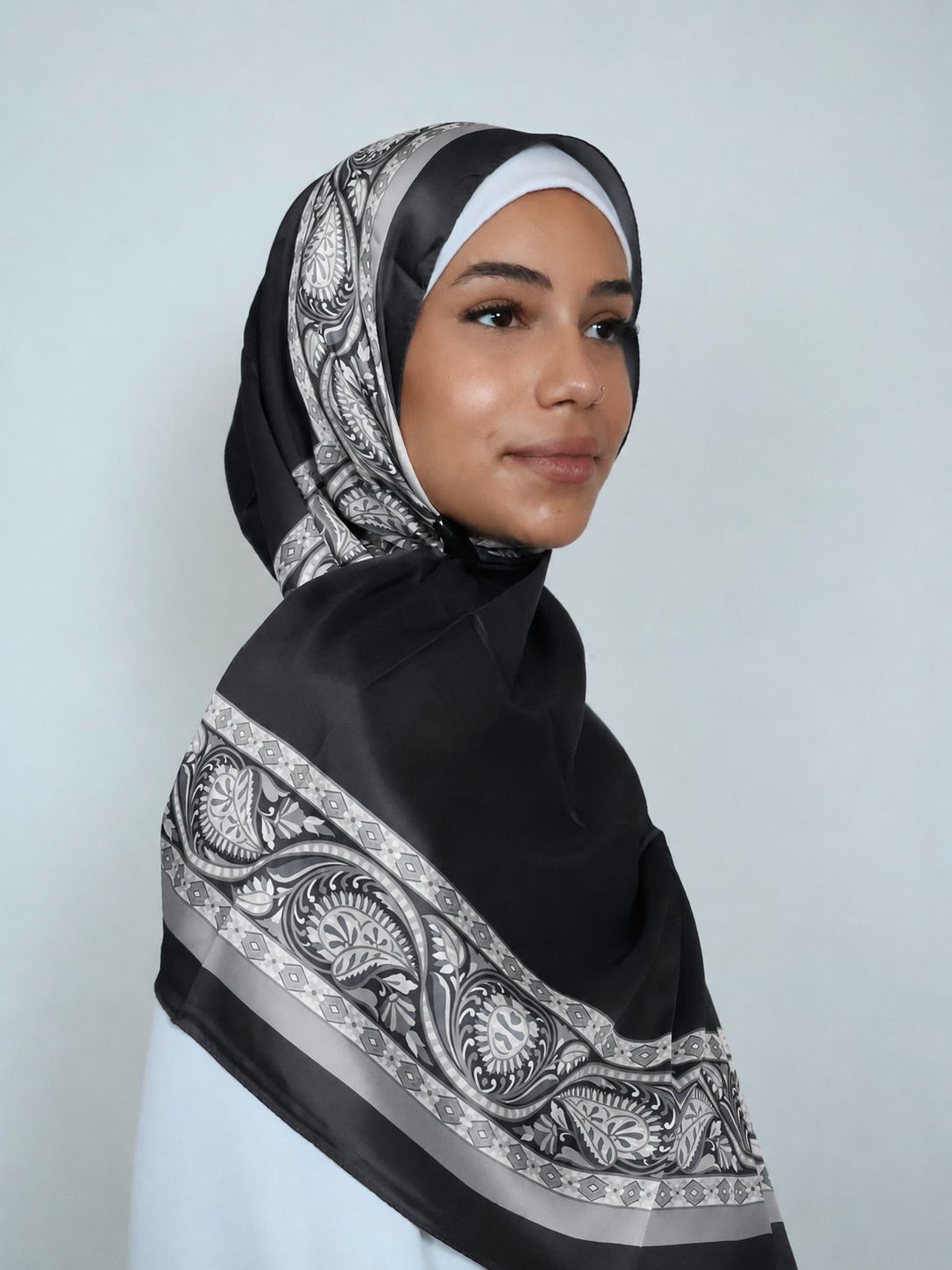 Oriental Hijab Schwarz mit orientalischem Muster Vorderansicht