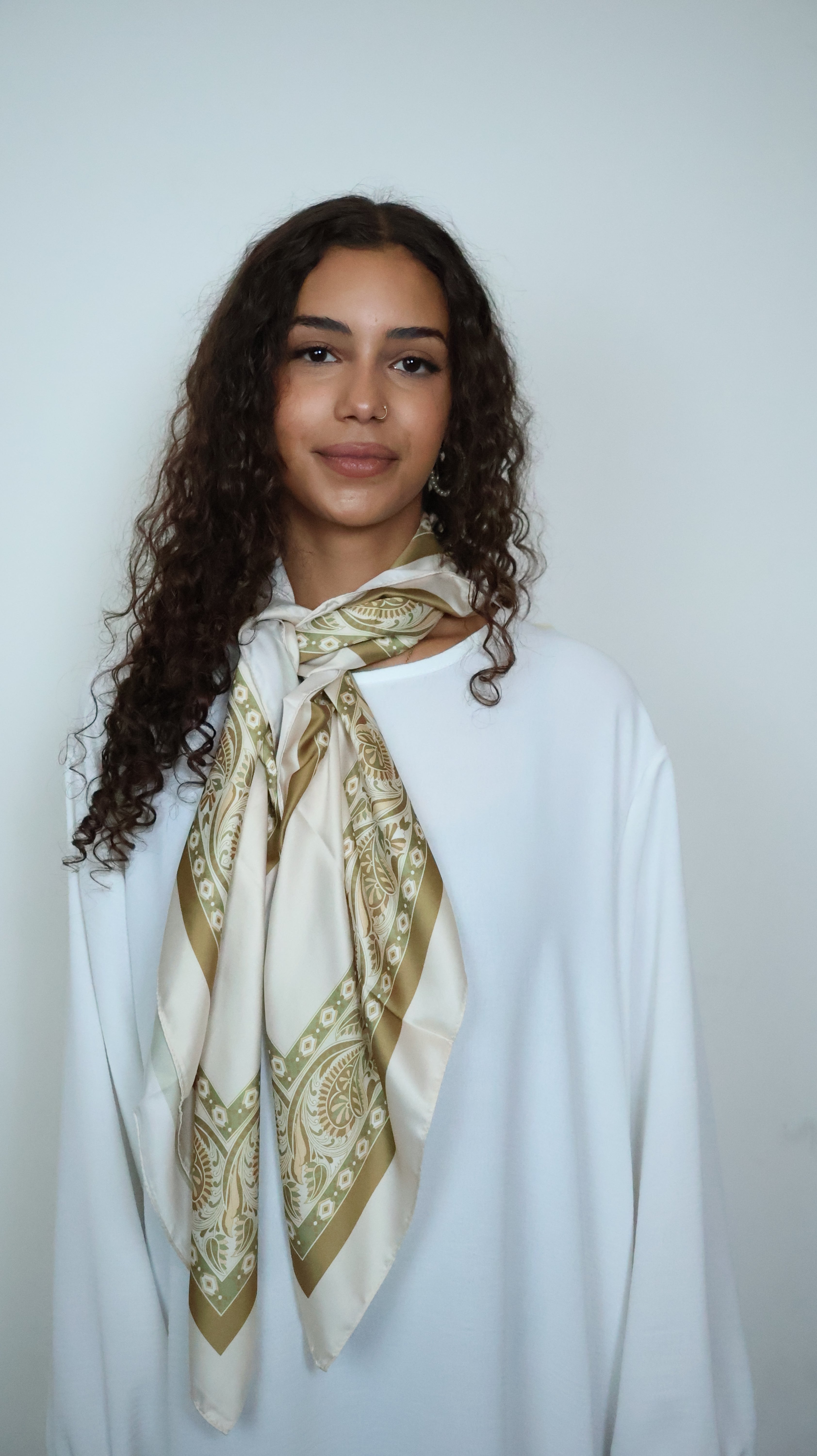 Oriental Hijab Weiß Vorderansicht elegant