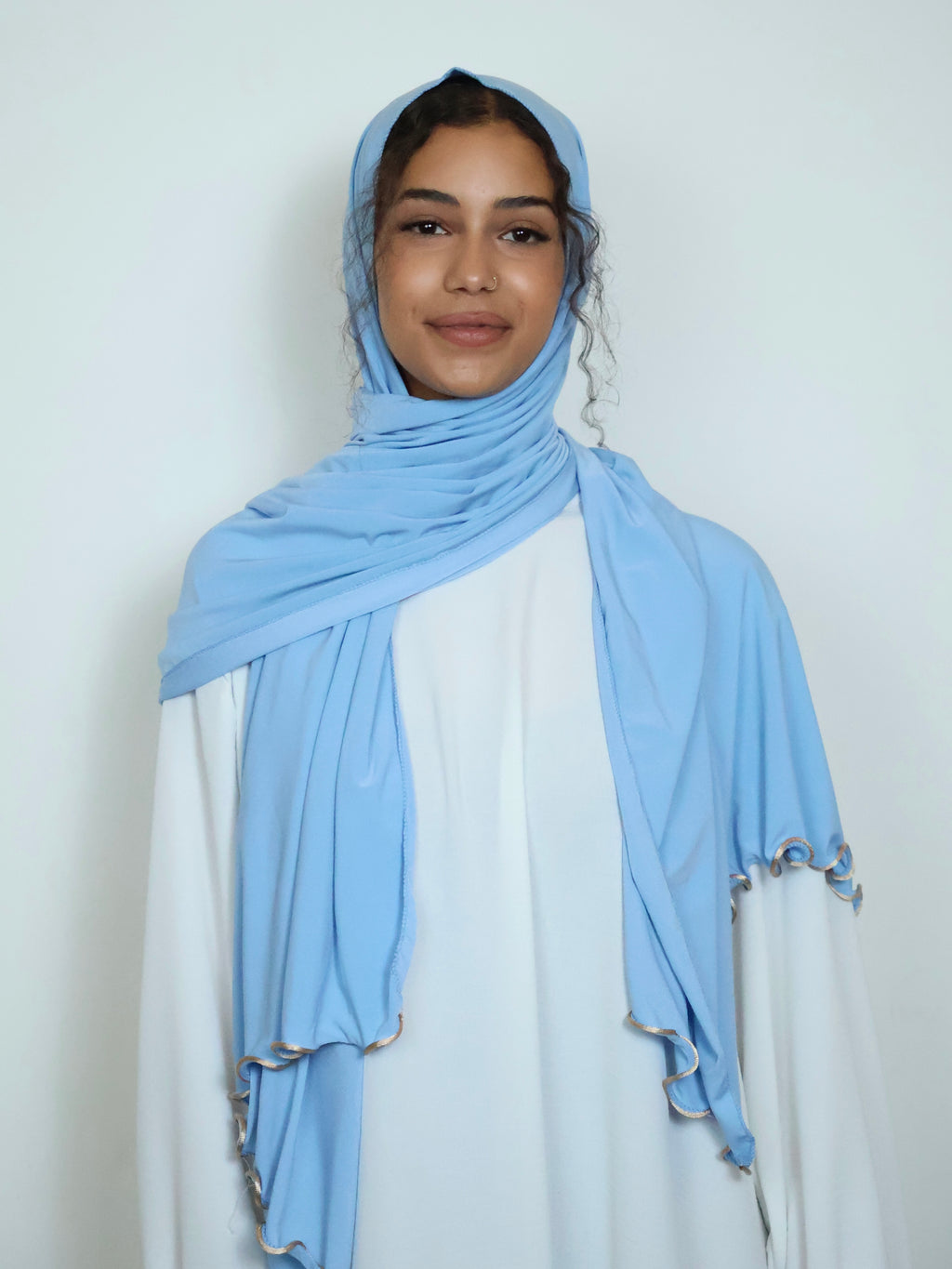 Premium Jersey Hijab Babyblau mit Goldlinie Vorderansicht