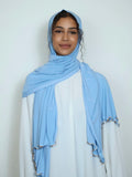 Premium Jersey Hijab Babyblau mit Goldlinie Vorderansicht