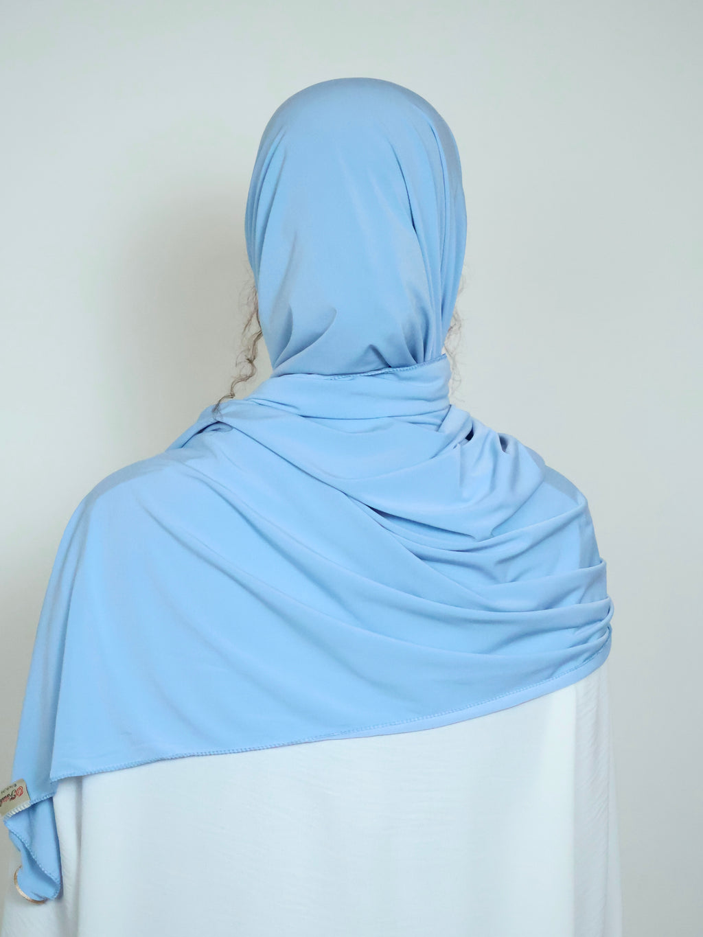 Premium Jersey Hijab Babyblau mit Goldlinie Rückansicht