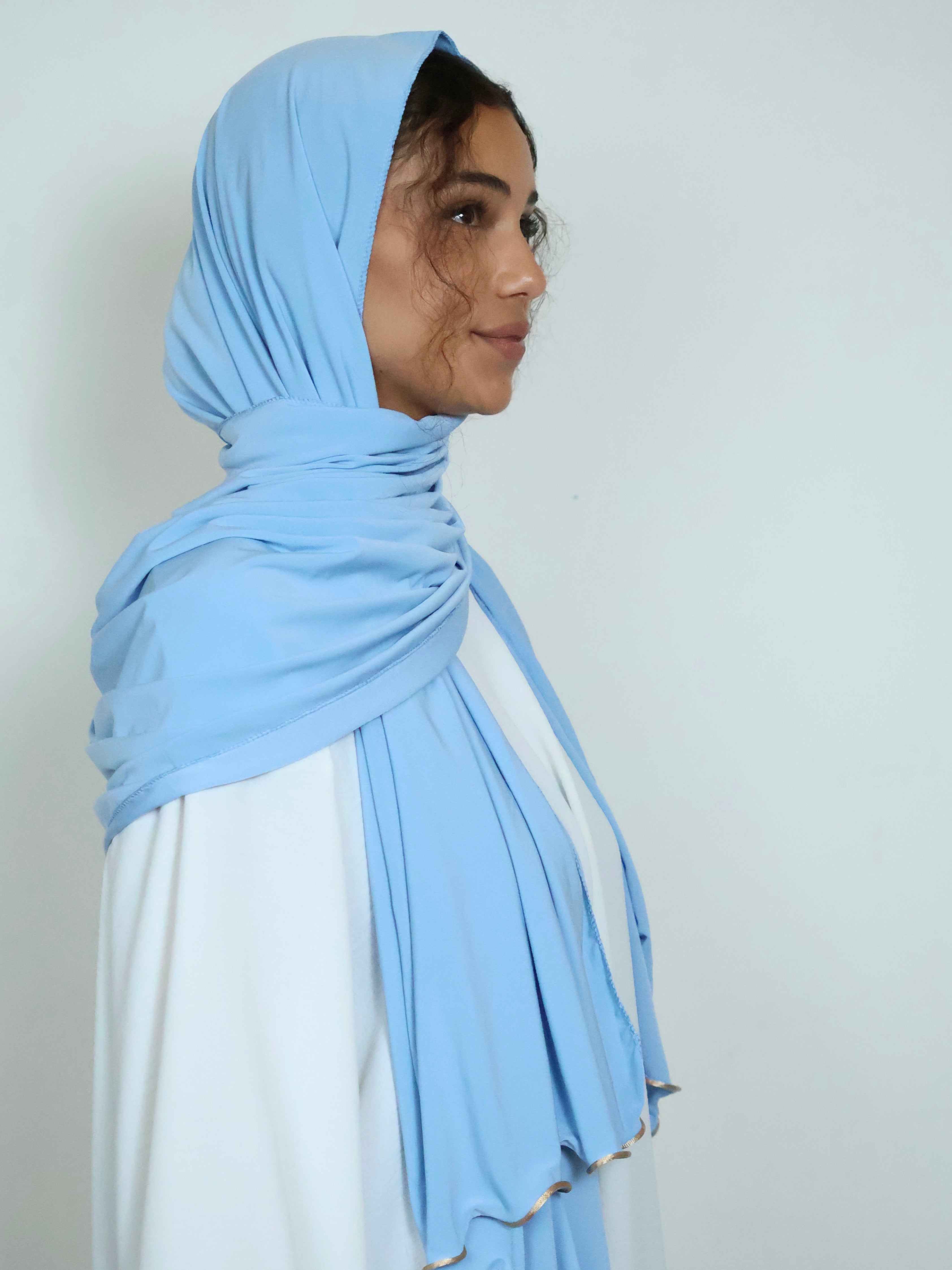 Premium Jersey Hijab Babyblau mit Goldlinie Seitenansicht