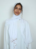 Premium Jersey Hijab Weiß mit Goldlinie Vorderansicht