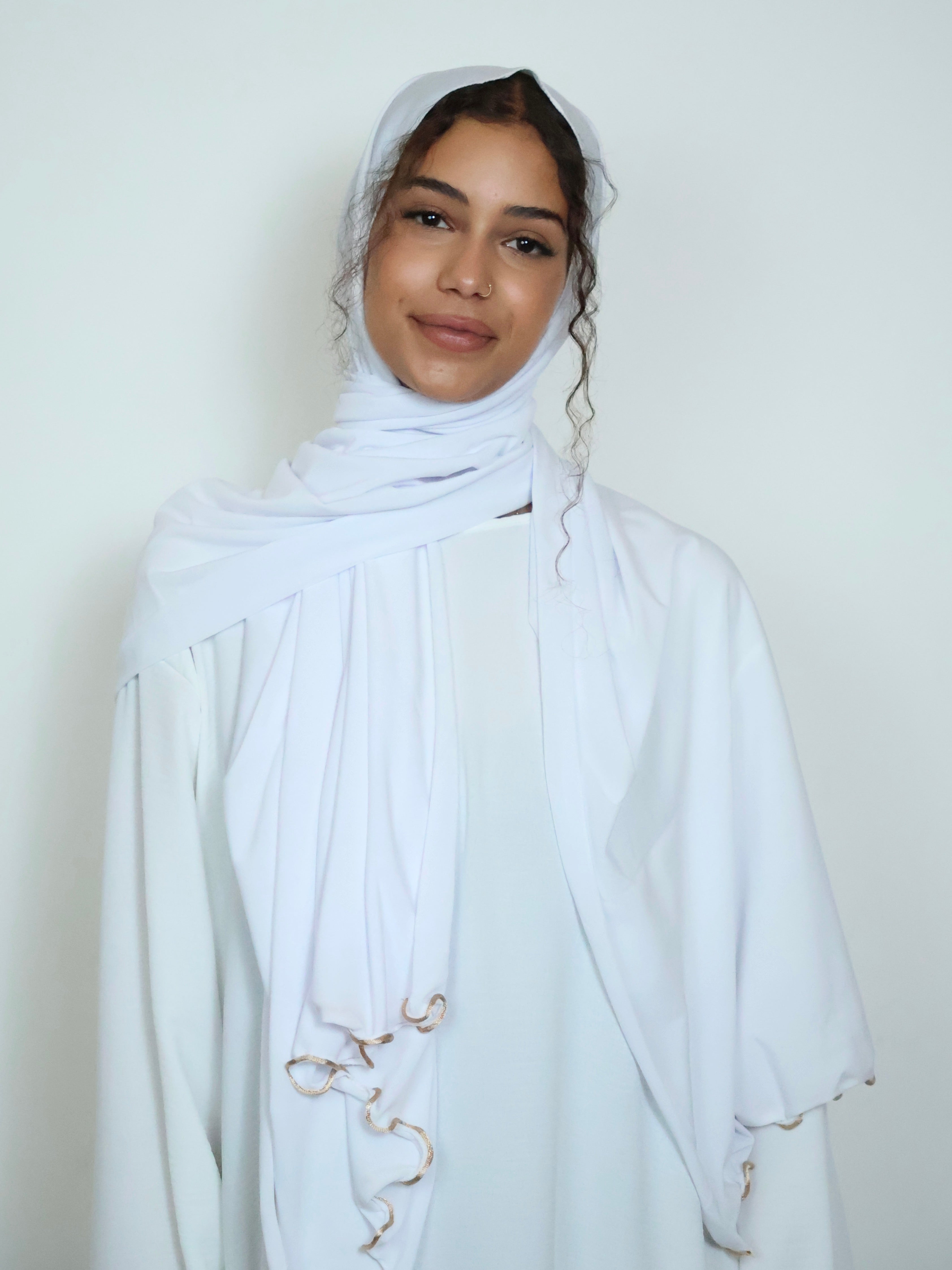 Premium Jersey Hijab Weiß mit Goldlinie Vorderansicht