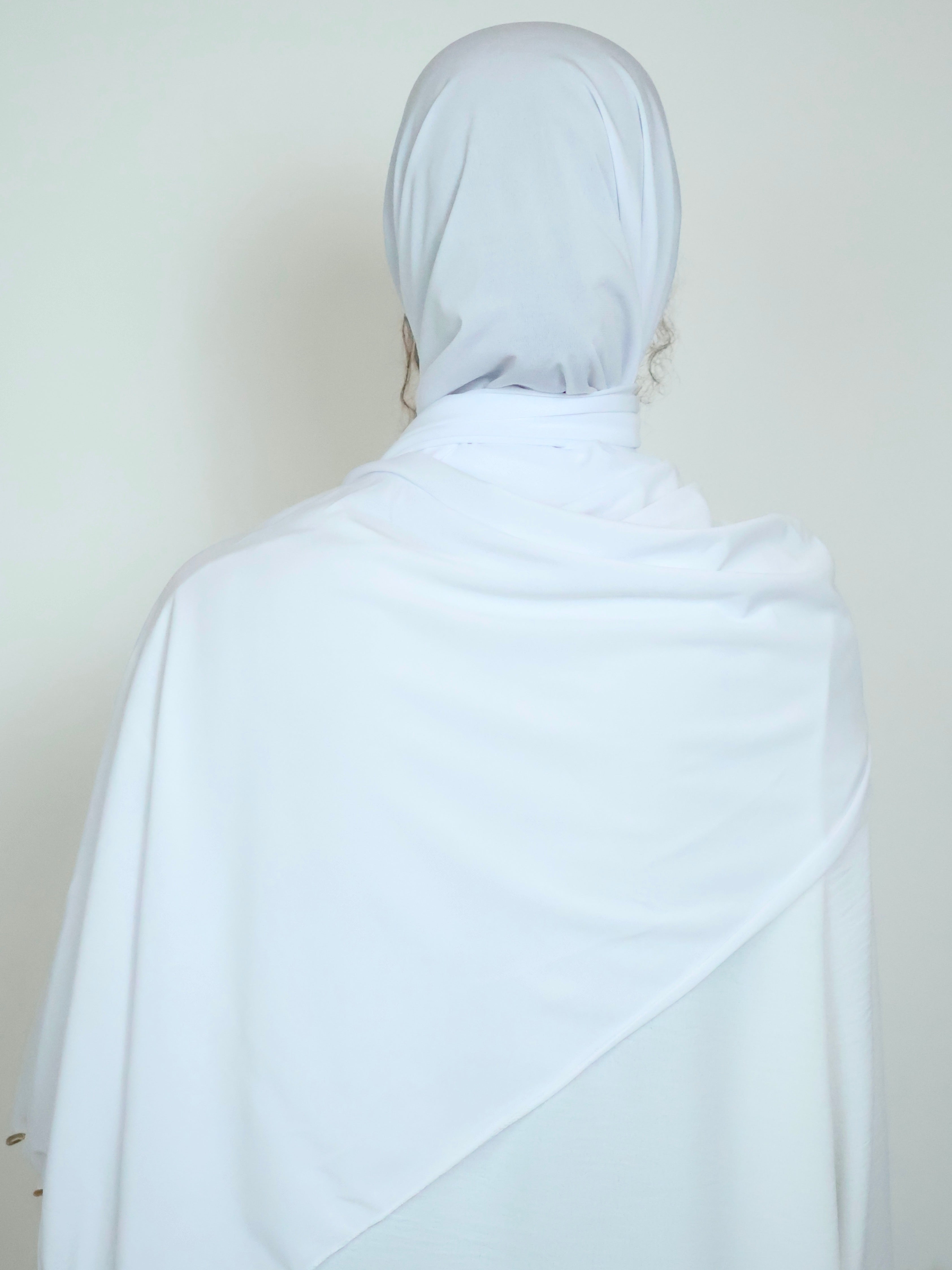 Premium Jersey Hijab Weiß mit Goldlinie Rückansicht