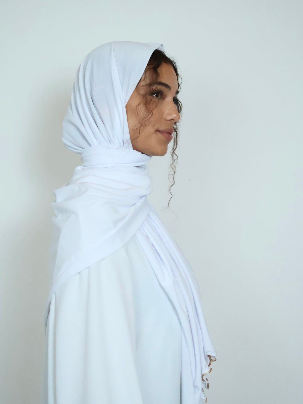Premium Jersey Hijab Weiß mit Goldlinie Seitenansicht