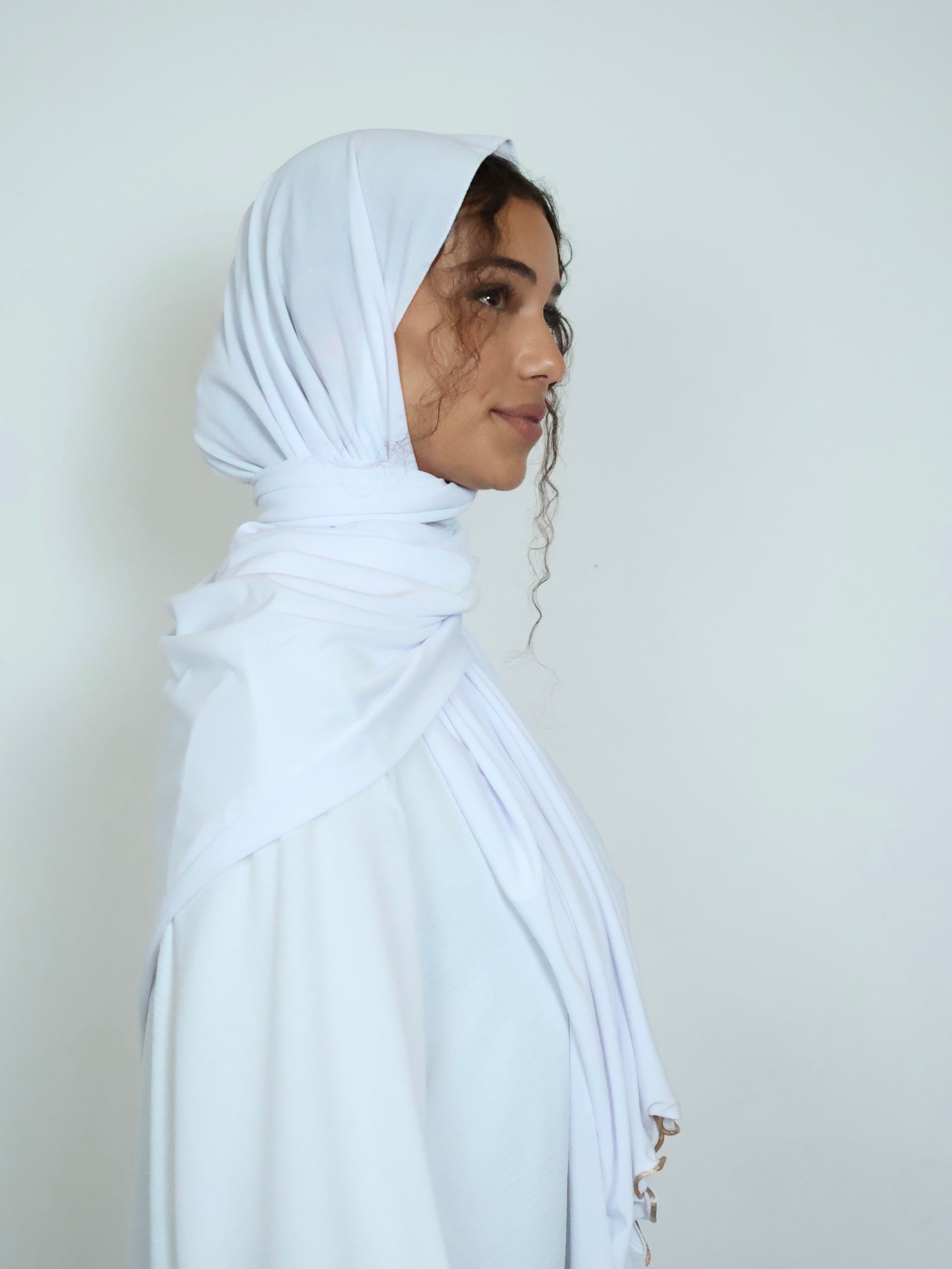 Premium Jersey Hijab Weiß mit Goldlinie Seitenansicht