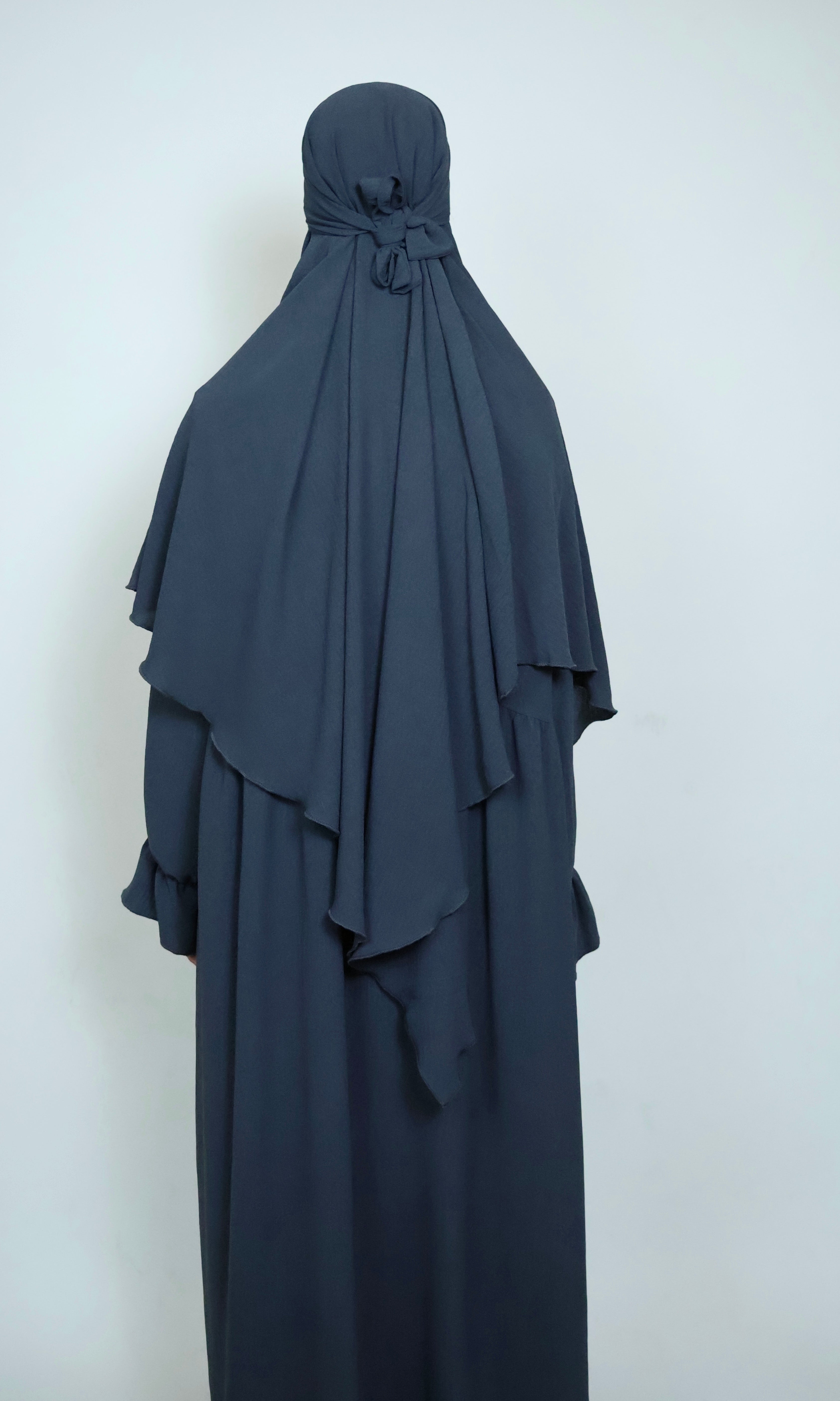 Rückansicht des blaugrauen Khimars mit großzügigem Schnitt und fließendem Stoffverlauf