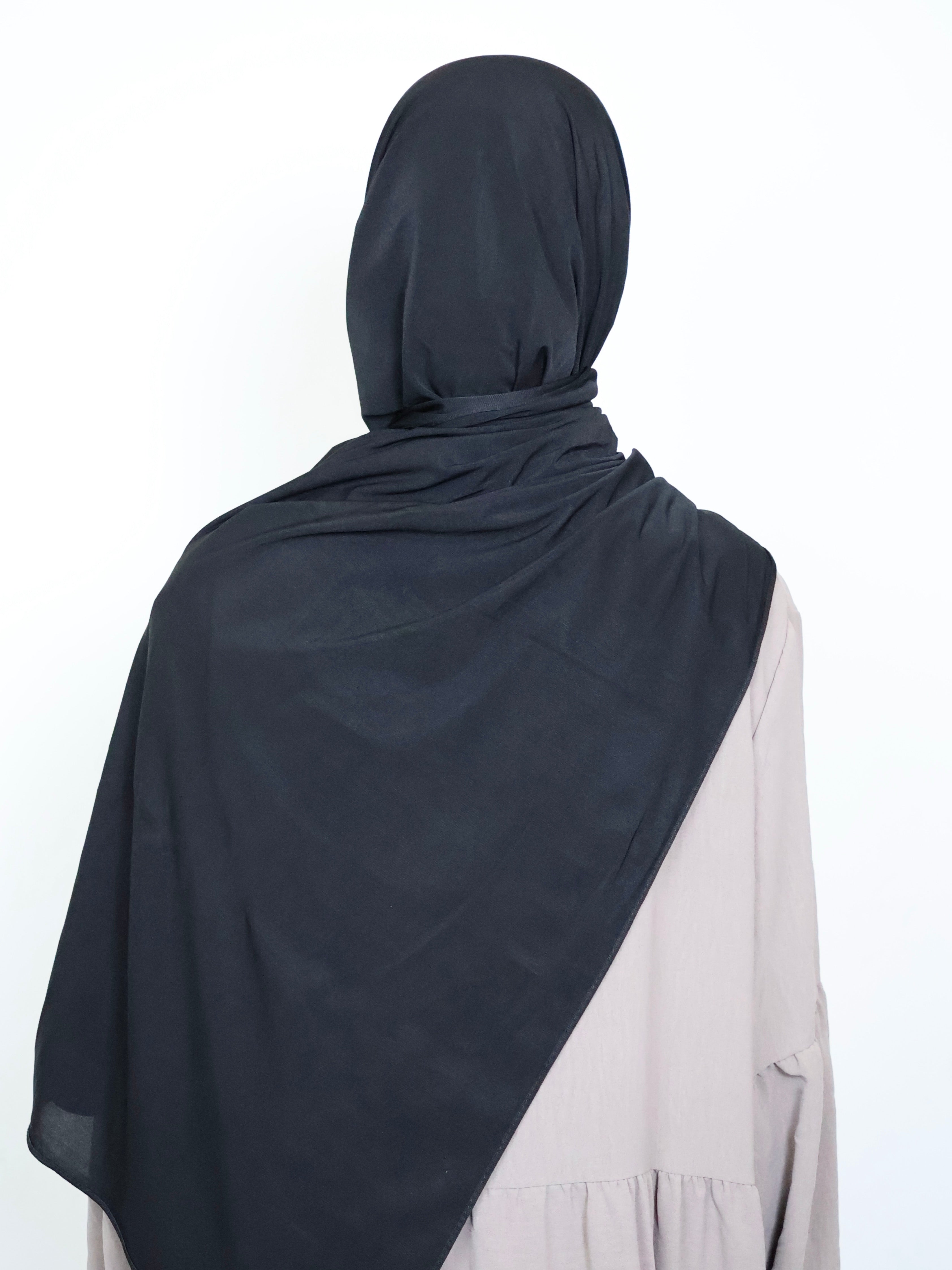 Rückansicht schwarzer Jersey Hijab minimalistisch