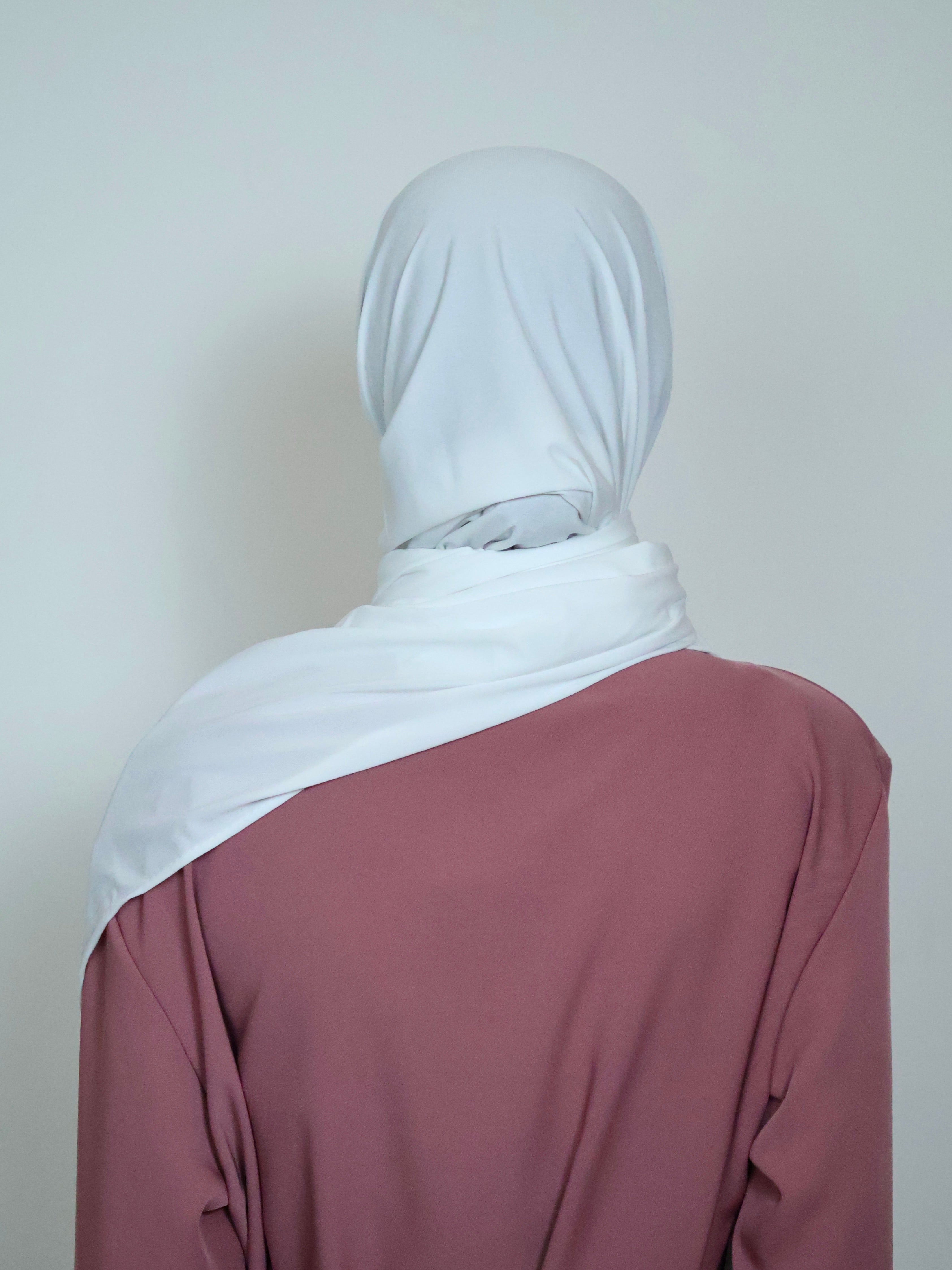 Rückansicht weißer Jersey Hijab modern minimal
