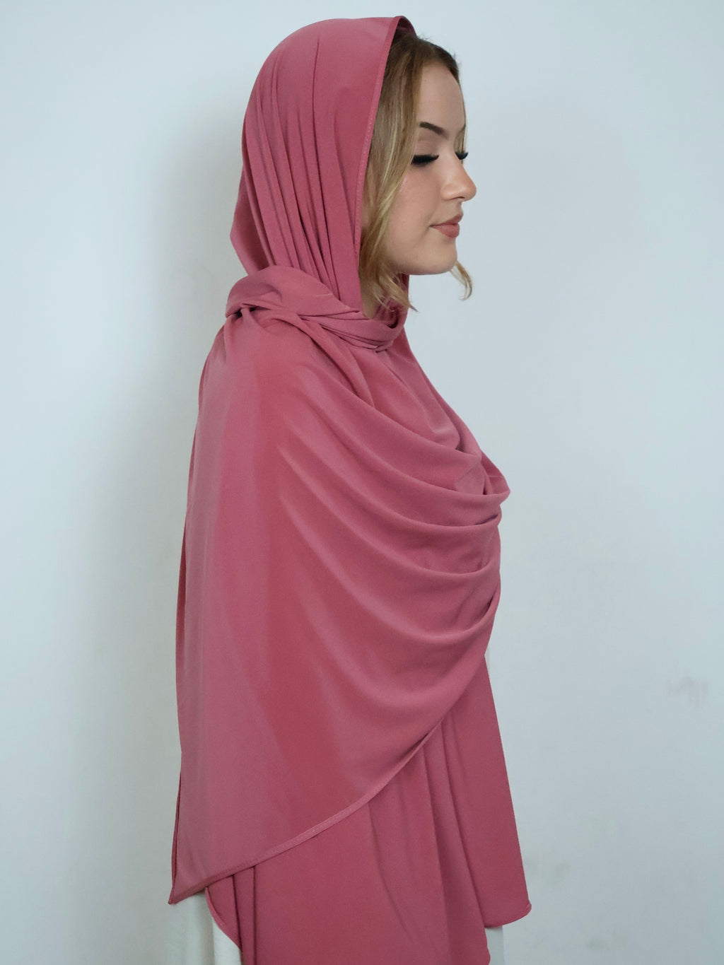 Rosa Jersey Hijab in Seitenansicht