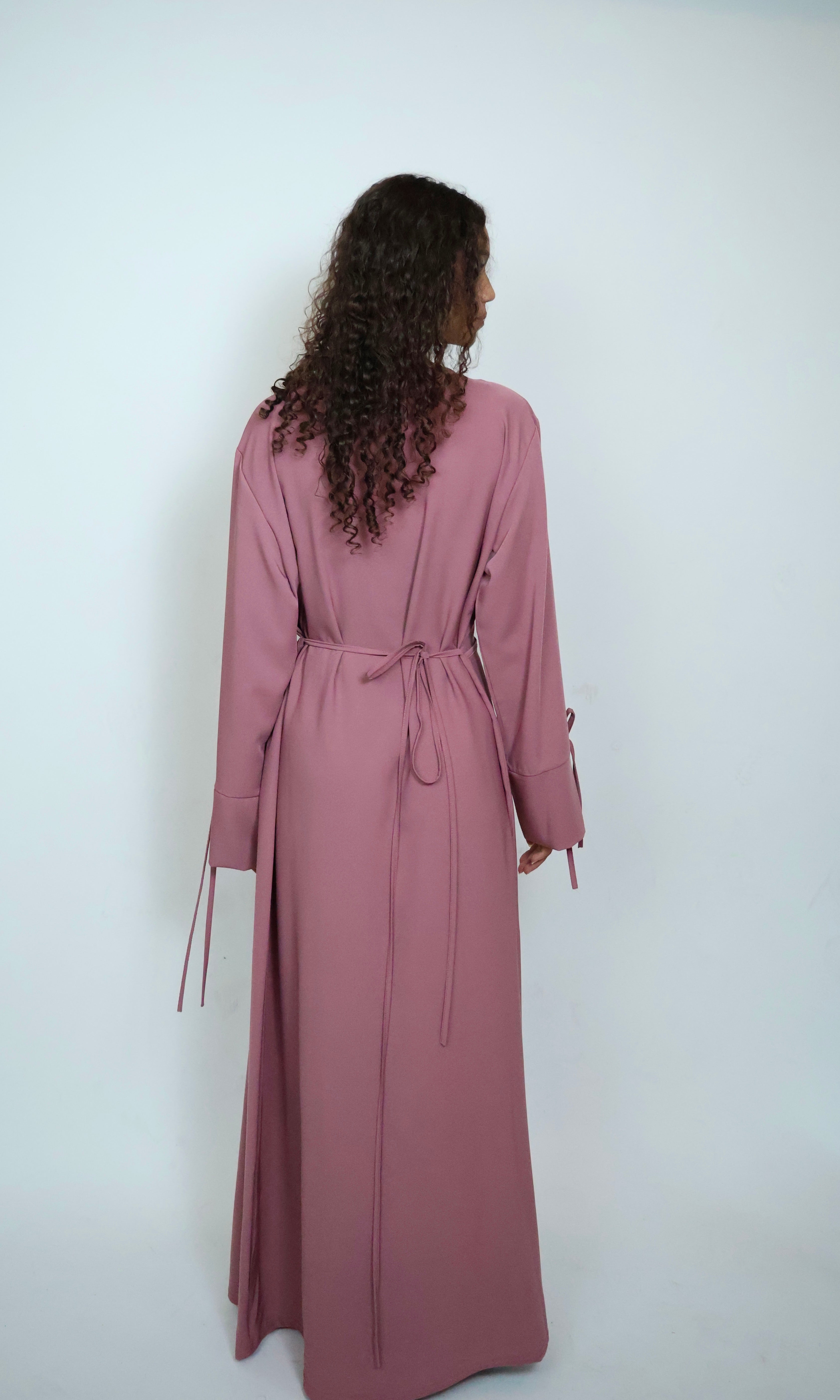 Rosanes Kleid von hinten mit weichem Stofffall und klarer Silhouette