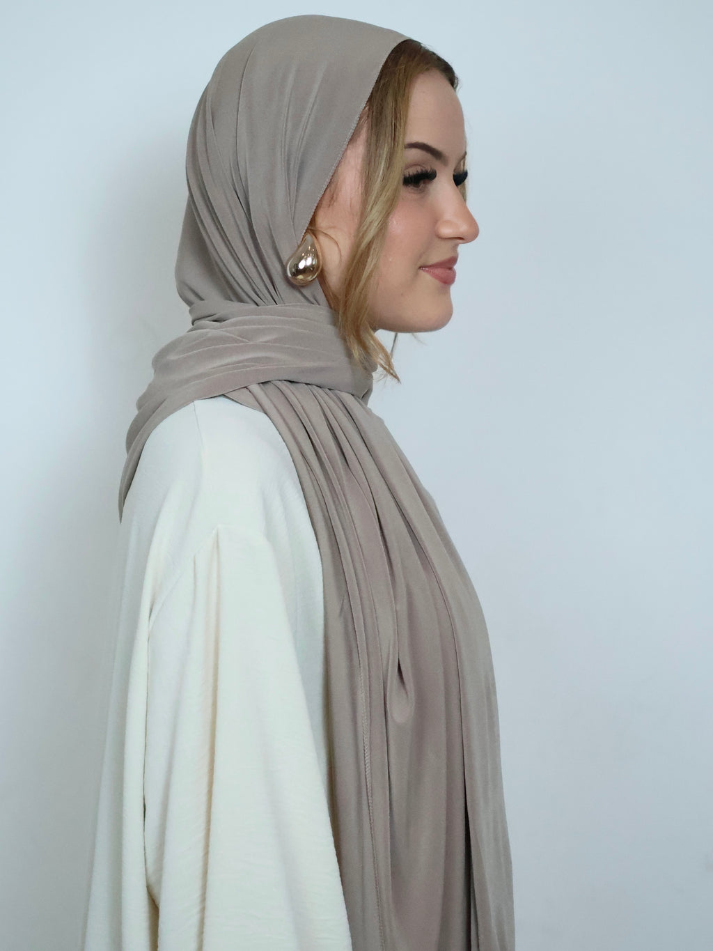 Schoko Jersey Hijab in Seitenansicht